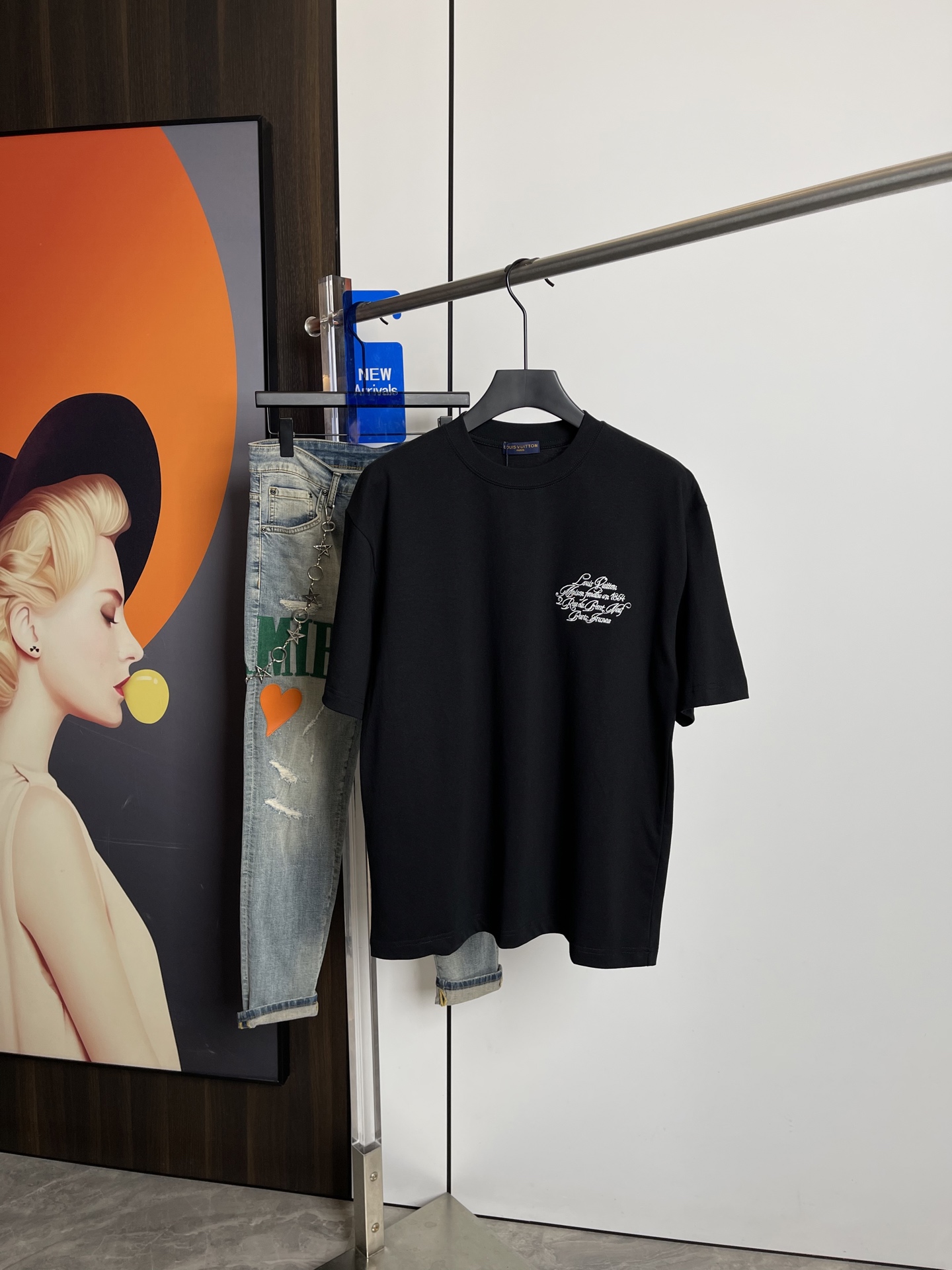 NO:126889,Lv2025 spring and summer new short-sleeved T-shirt, one to one original embroidery print. Three standards are in line!  Simple and versatile style. Pure cotton fabric. Breathable and comfortable to wear!  Black and white!  Small wide style. The same style as men and women!  The number of codes M-XXL M codes can be worn up to 140 kilograms!  The L size can be worn 155 catties, and the XXL size can be worn to about 200 catties!  ,,louis vuitton,T-shirt,tees,t-shirt,alexander wang19860909Lv2025春夏新品短袖T恤,一比一原版刺绣印花.三标齐 ！简约百搭款.纯棉面料.穿着透气舒适！黑白两色！微阔版型.男女同款！码数M-XXL M码可以穿到140斤！L码可以穿155斤 XXL码可以穿到200斤左右！,,louis vuitton,T-shirt,tees，t-shirt,alexander wang,Men's clothing