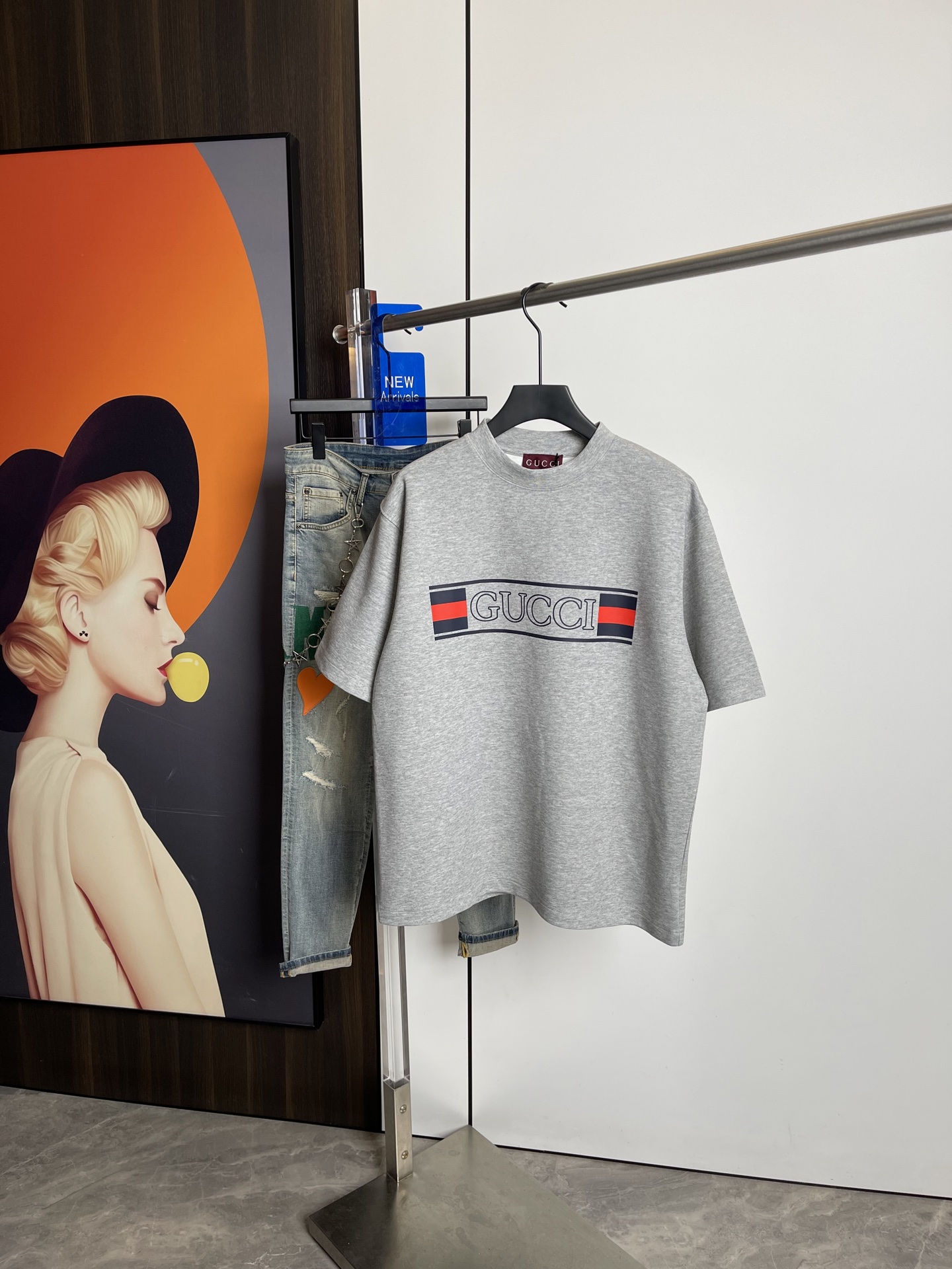 NO:126891,Gucci 2025 spring and summer new short-sleeved T-shirt, one to one original printing. Three standards are all!  Simple and versatile style. Pure cotton fabric. Breathable and comfortable to wear!  grey!  Small wide style. The same style as men and women!  The number of codes M-XXL M codes can be worn up to 140 kilograms!  The L size can be worn 155 catties, and the XXL size can be worn to about 200 catties!  ,gucci,T-shirt,tees,t-shirt,alexander wang19860909Gucci2025春夏新品短袖T恤,一比一原版印花.三标齐 ！简约百搭款.纯棉面料.穿着透气舒适！灰色！微阔版型.男女同款！码数M-XXL M码可以穿到140斤！L码可以穿155斤 XXL码可以穿到200斤左右！,,gucci,T-shirt,tees，t-shirt,alexander wang,Men's clothing