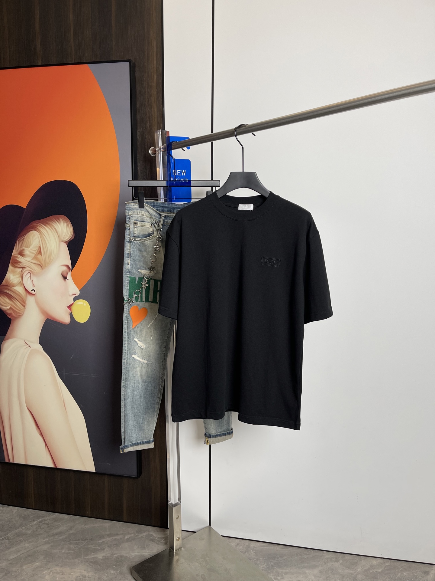 NO:126874,Dior2025 spring and summer new short-sleeved T-shirt, one to one original embroidered printed letters. Three marks are all!  Simple and versatile style. Pure cotton fabric. Breathable and comfortable to wear!  Black and white!  Small wide style. The same style as men and women!  The number of codes M-XXL M codes can be worn up to 140 kilograms!  The L size can be worn 155 catties, and the XXL size can be worn to about 200 catties!  ,dior,T-shirt,tees,t-shirt,alexander wang19860909Dior2025春夏新品短袖T恤,一比一原版刺绣印花字母.三标齐 ！简约百搭款.纯棉面料.穿着透气舒适！黑白两色！微阔版型.男女同款！码数M-XXL M码可以穿到140斤！L码可以穿155斤 XXL码可以穿到200斤左右！,,dior,T-shirt,tees，t-shirt,alexander wang,Men's clothing