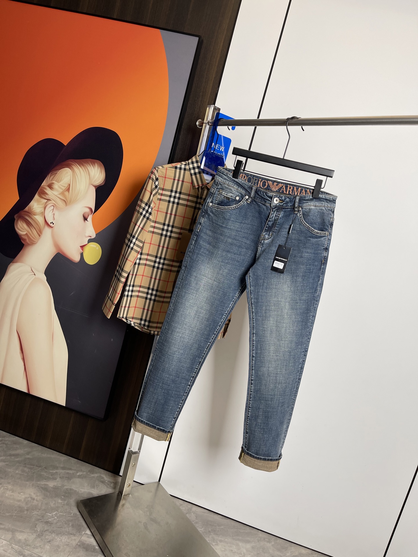 NO:126876,Armani's new spring and summer 2025 original single jeans, original hardware leather card!  The style is super formal. It is slim and not tight, and it is super stylish. Original customized washing denim fabric, original hardware and auxiliary materials are molded!  Very handsome on the upper body!  Number of codes 29-3635, Armani, jeans, alexander wang19860909阿玛尼2025春夏新款 原单狠货牛仔裤,原版五金皮牌 ！版型超正.修身不紧身,超级有范,原版定制水洗牛仔面料,原版五金辅料开模！上身帅气十足！码数29-3635,,armani,jeans,alexander wang,Men's clothing