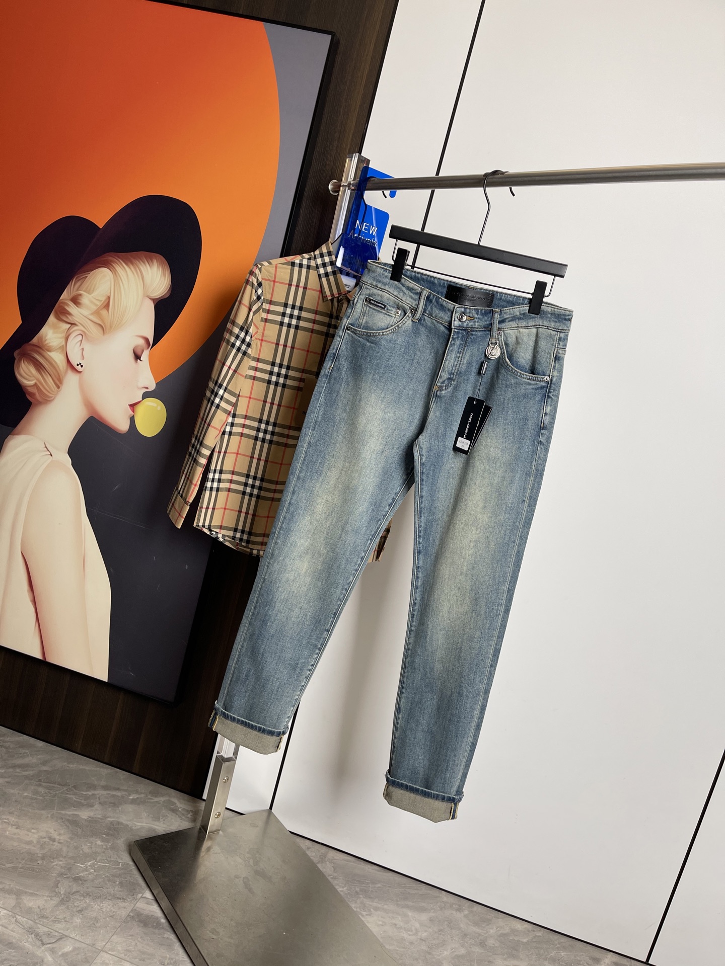 NO:126878,D&G2025 spring and summer new style original single ruthless jeans, original hardware leather card!  The style is super formal. It is slim and not tight, and it is super stylish. Original customized washing denim fabric, original hardware and auxiliary materials are molded!  Very handsome on the upper body!  Number of codes 29-3635, Dolce & Gabbana, jeans, alexander wang19860909D&G2025春夏新款 原单狠货牛仔裤,原版五金皮牌 ！版型超正.修身不紧身,超级有范,原版定制水洗牛仔面料,原版五金辅料开模！上身帅气十足！码数29-3635,,Dolce&Gabbana,jeans,alexander wang,Men's clothing