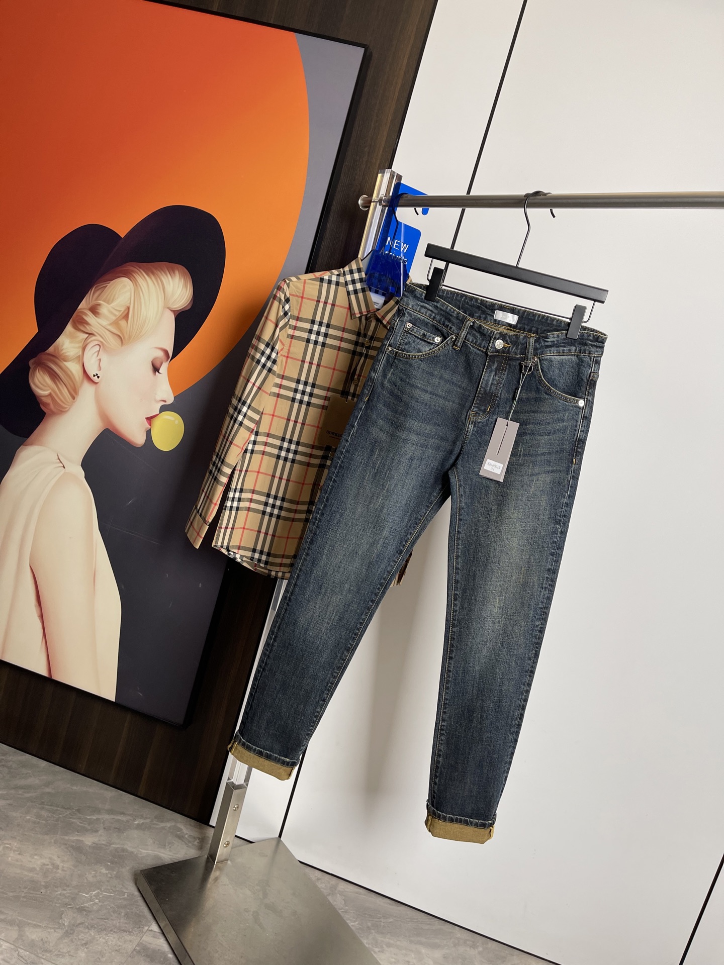 NO:126880,Dior2025 spring and summer new style, original single ruthless jeans, original hardware leather card!  The style is super formal. It is slim and not tight, and it is super stylish. Original customized washing denim fabric, original hardware and auxiliary materials are molded!  Very handsome on the upper body!  Number of codes 29-3635, Dior, Jeans, Alexander wang19860909Dior2025春夏新款 原单狠货牛仔裤,原版五金皮牌 ！版型超正.修身不紧身,超级有范,原版定制水洗牛仔面料,原版五金辅料开模！上身帅气十足！码数29-3635,,dior,jeans,alexander wang,Men's clothing