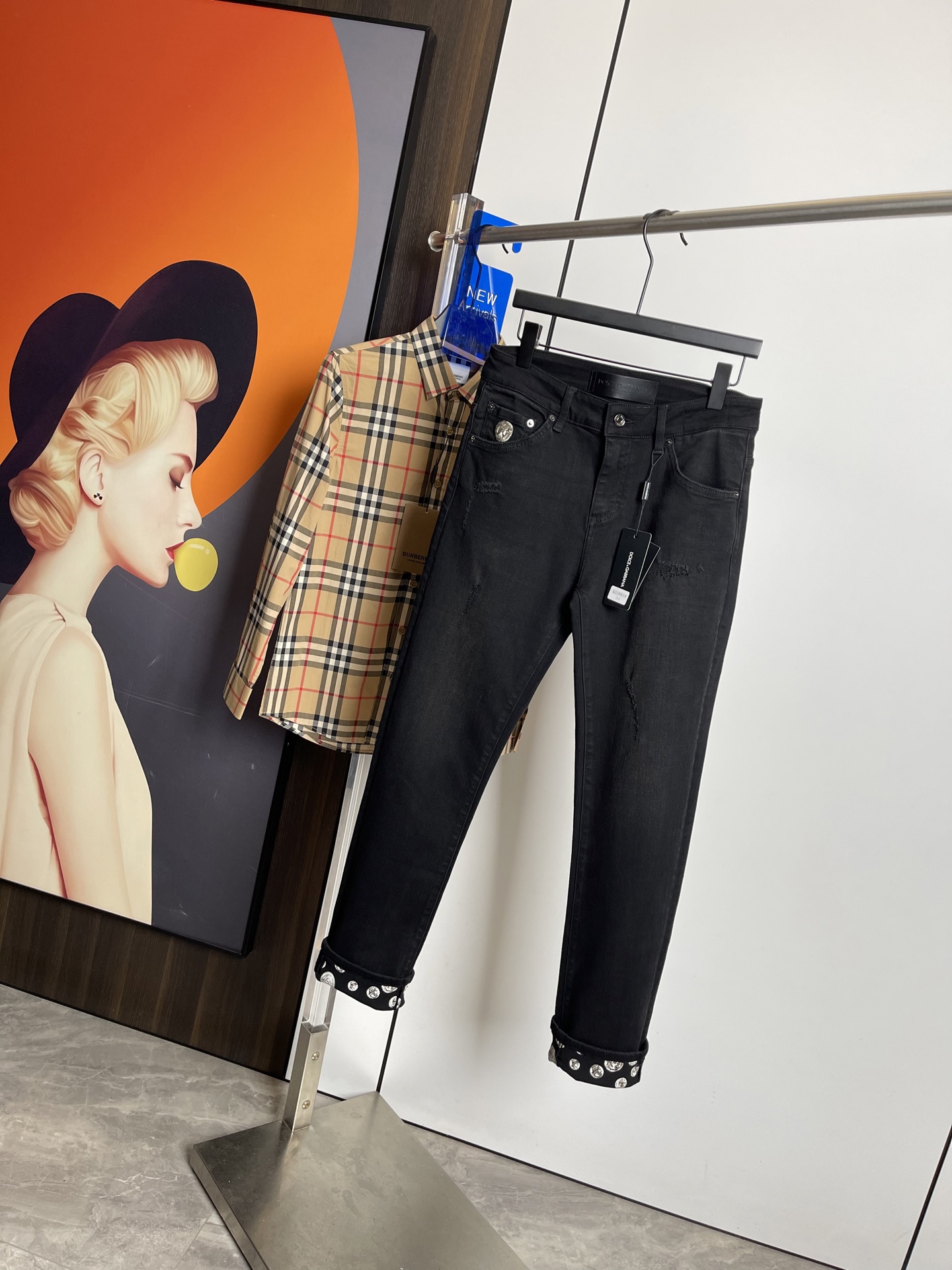 NO:126882,D&G 2025 Spring and Summer New Style Original Single Ruthless Jeans, Original Hardware Leather Card!  The style is super formal. It is slim and not tight, and it is super stylish. Original customized washing denim fabric, original hardware and auxiliary materials are molded!  Very handsome on the upper body!  Number of codes 29-3635, Dolce & Gabbana, jeans, alexander wang19860909D&G 2025春夏新款 原单狠货牛仔裤,原版五金皮牌 ！版型超正.修身不紧身,超级有范,原版定制水洗牛仔面料,原版五金辅料开模！上身帅气十足！码数29-3635,,Dolce&Gabbana,jeans,alexander wang,Men's clothing