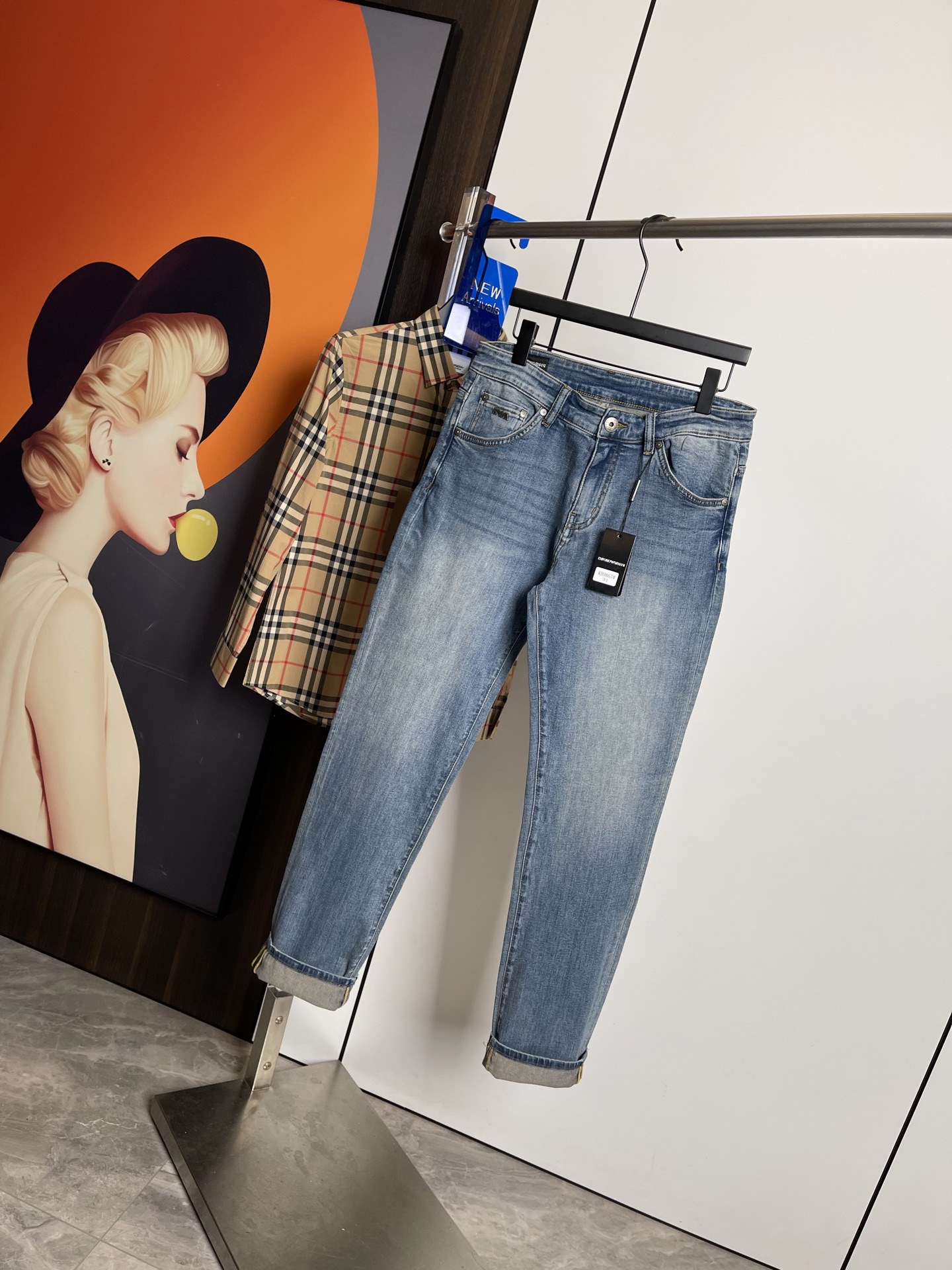 NO:126884,Armani's new spring and summer 2025 original single jeans, original hardware leather card!  The style is super formal. It is slim and not tight, and it is super stylish. Original customized washing denim fabric, original hardware and auxiliary materials are molded!  Very handsome on the upper body!  Number of codes 29-3635, Armani, jeans, alexander wang19860909阿玛尼2025春夏新款 原单狠货牛仔裤,原版五金皮牌 ！版型超正.修身不紧身,超级有范,原版定制水洗牛仔面料,原版五金辅料开模！上身帅气十足！码数29-3635,,armani,jeans,alexander wang,Men's clothing