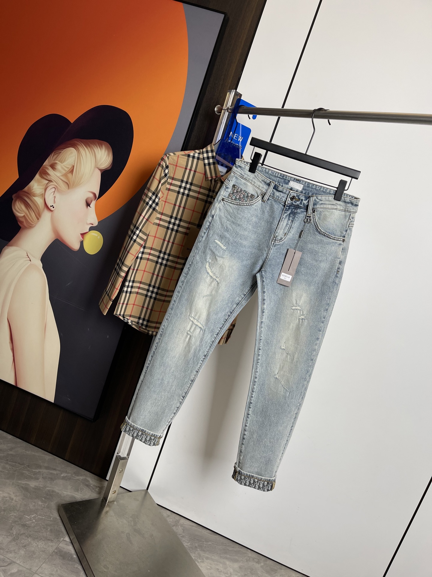 NO:126886,Dior2025 spring and summer new style, original single ruthless jeans, original hardware leather card!  The style is super formal. It is slim and not tight, and it is super stylish. Original customized washing denim fabric, original hardware and auxiliary materials are molded!  Very handsome on the upper body!  Number of codes 29-3635, Dior, Jeans, Alexander wang19860909Dior2025春夏新款 原单狠货牛仔裤,原版五金皮牌 ！版型超正.修身不紧身,超级有范,原版定制水洗牛仔面料,原版五金辅料开模！上身帅气十足！码数29-3635,,dior,jeans,alexander wang,Men's clothing