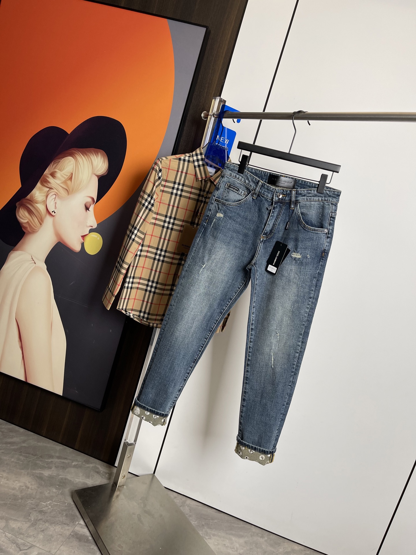 NO:126888,D&G 2025 Spring and Summer New Style Original Single Ruthless Jeans, Original Hardware Leather Card!  The style is super formal. It is slim and not tight, and it is super stylish. Original customized washing denim fabric, original hardware and auxiliary materials are molded!  Very handsome on the upper body!  Number of codes 29-3635, Dolce & Gabbana, jeans, alexander wang19860909D&G 2025春夏新款 原单狠货牛仔裤,原版五金皮牌 ！版型超正.修身不紧身,超级有范,原版定制水洗牛仔面料,原版五金辅料开模！上身帅气十足！码数29-3635,,Dolce&Gabbana,jeans,alexander wang,Men's clothing