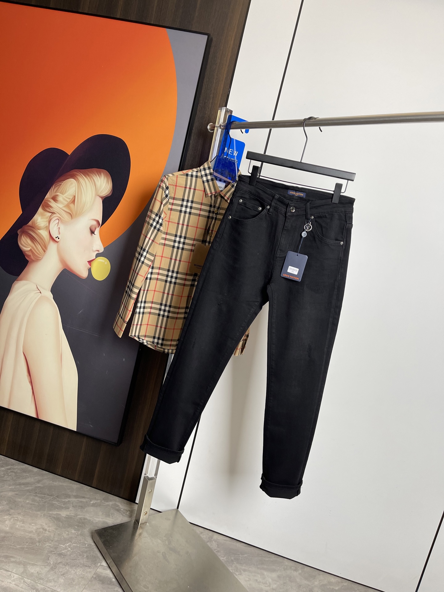 NO:126892,Lv2025 spring and summer new style, original single ruthless jeans, original hardware leather card!  The style is super formal. It is slim and not tight, and it is super stylish. Original customized washing denim fabric, original hardware and auxiliary materials are molded!  Very handsome on the upper body!  Count 29-3635, louis vuitton,jeans,alexander wang19860909Lv2025春夏新款 原单狠货牛仔裤,原版五金皮牌 ！版型超正.修身不紧身,超级有范,原版定制水洗牛仔面料,原版五金辅料开模！上身帅气十足！码数29-3635,,louis vuitton,jeans,alexander wang,Men's clothing