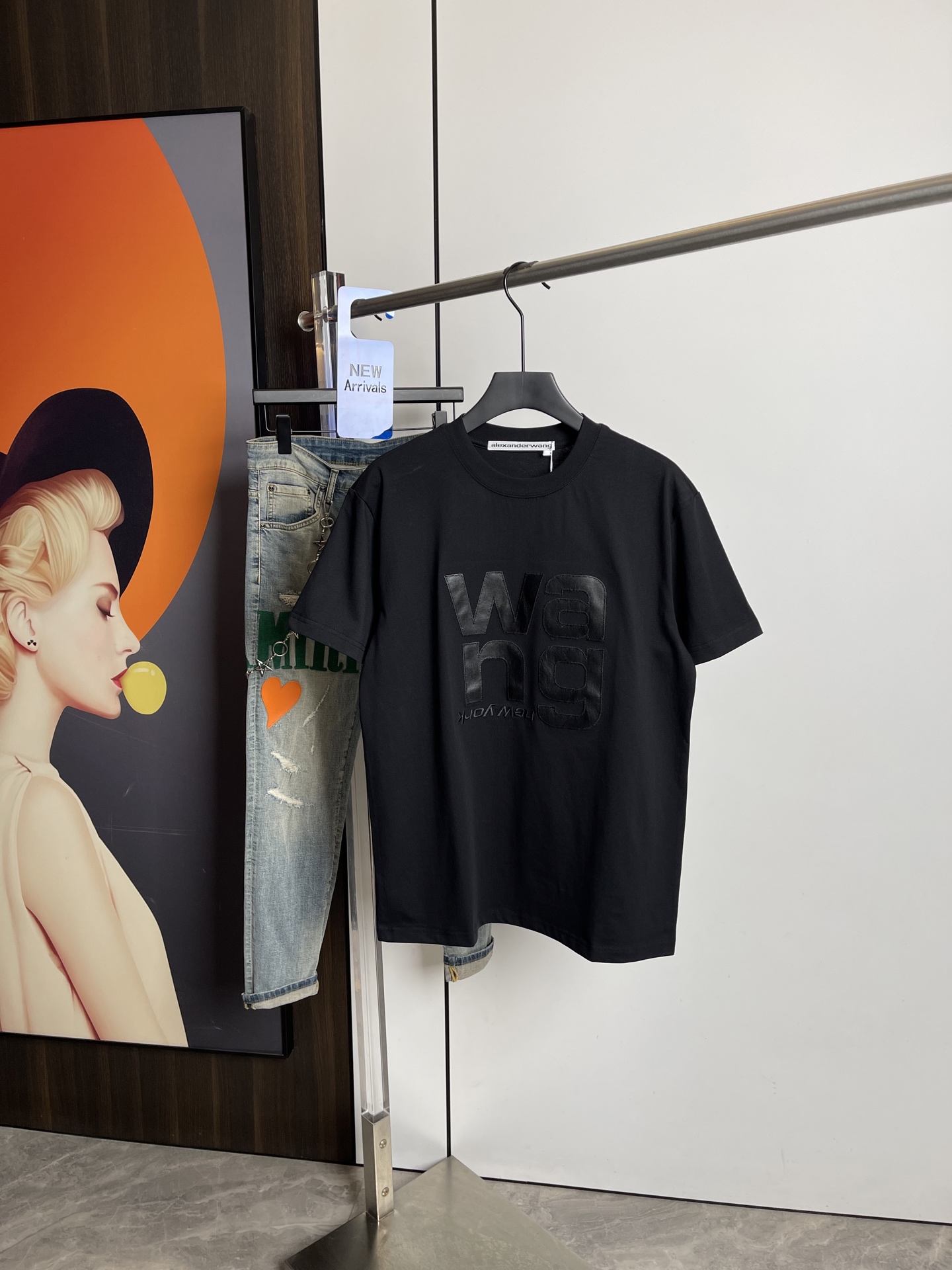 NO:128943,Dawang's new short-sleeved T-shirt in spring and summer 2025, original printed embroidered letter logo, three-standard handsome and fashionable, simple and versatile. Pure cotton fabric. Breathable and comfortable to wear!  Black and white!  Size number XS-L loose style XS code can be worn up to 140 catties!  The L size can be worn up to 210 pounds!  ,alexander wang,T-shirt,tees,t-shirt,alexander wang19860909大王2025春夏新品短袖T恤,原版印花刺绣字母Logo,三标齐 帅气时尚,简约百搭款.纯棉面料.穿着透气舒适！黑白两色！码数XS-L 宽松版型 XS码可以穿到140斤！ L码可以穿到210斤！,,alexander wang,T-shirt,tees，t-shirt,alexander wang,Men's clothing