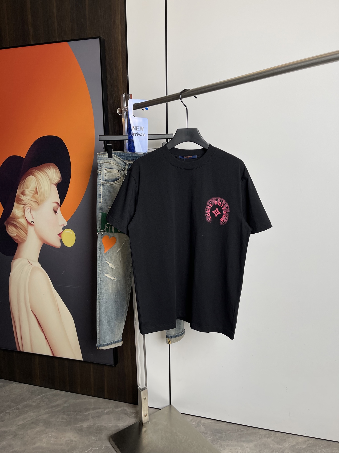 NO:128944,Lv2025 spring and summer new short-sleeved T-shirt, original printed embroidered letter logo, three-standard handsome and fashionable, simple and versatile. Pure cotton fabric. Breathable and comfortable to wear!  Black and white!  Size number XS-L loose style XS code can be worn up to 140 catties!  The L size can be worn up to 210 pounds!  ,,louis vuitton,T-shirt,tees,t-shirt,alexander wang19860909Lv2025春夏新品短袖T恤,原版印花刺绣字母Logo,三标齐 帅气时尚,简约百搭款.纯棉面料.穿着透气舒适！黑白两色！码数XS-L 宽松版型 XS码可以穿到140斤！ L码可以穿到210斤！,,louis vuitton,T-shirt,tees，t-shirt,alexander wang,Men's clothing