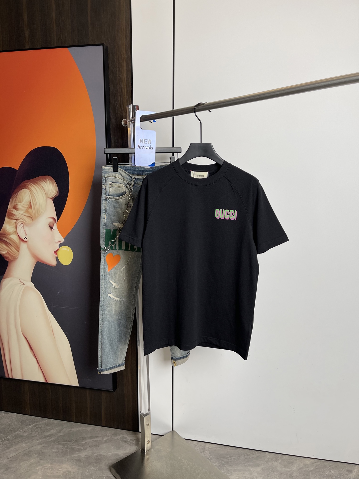 NO:128945,Gucci 2025 spring and summer new short-sleeved T-shirt, original printed embroidered letter logo, three-standard handsome and fashionable, simple and versatile. Pure cotton fabric. Breathable and comfortable to wear!  Black, beige and white!  Size number XS-L loose style XS code can be worn up to 140 catties!  The L size can be worn up to 210 pounds!  ,gucci,T-shirt,tees,t-shirt,alexander wang19860909Gucci2025春夏新品短袖T恤,原版印花刺绣字母Logo,三标齐 帅气时尚,简约百搭款.纯棉面料.穿着透气舒适！黑米白两色！码数XS-L 宽松版型 XS码可以穿到140斤！ L码可以穿到210斤！,,gucci,T-shirt,tees，t-shirt,alexander wang,Men's clothing