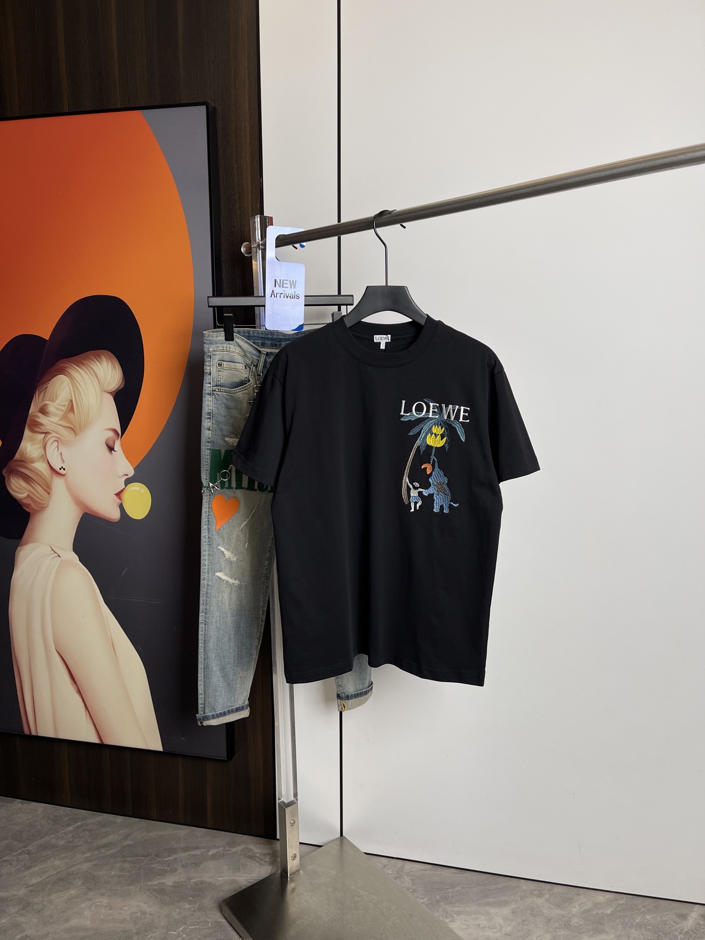 NO:128951,Luo Yiwei's new short-sleeved T-shirt in spring and summer 2025, original printed embroidered letter logo, three-standard, handsome and fashionable, simple and versatile. Pure cotton fabric. Breathable and comfortable to wear!  Black and white!  Size number XS-L loose style XS code can be worn up to 140 catties!  The L size can be worn up to 210 pounds!  ,loewe,T-shirt,tees,t-shirt,alexander wang19860909罗意威2025春夏新品短袖T恤,原版印花刺绣字母Logo,三标齐 帅气时尚,简约百搭款.纯棉面料.穿着透气舒适！黑白两色！码数XS-L 宽松版型 XS码可以穿到140斤！ L码可以穿到210斤！,,loewe,T-shirt,tees，t-shirt,alexander wang,Men's clothing