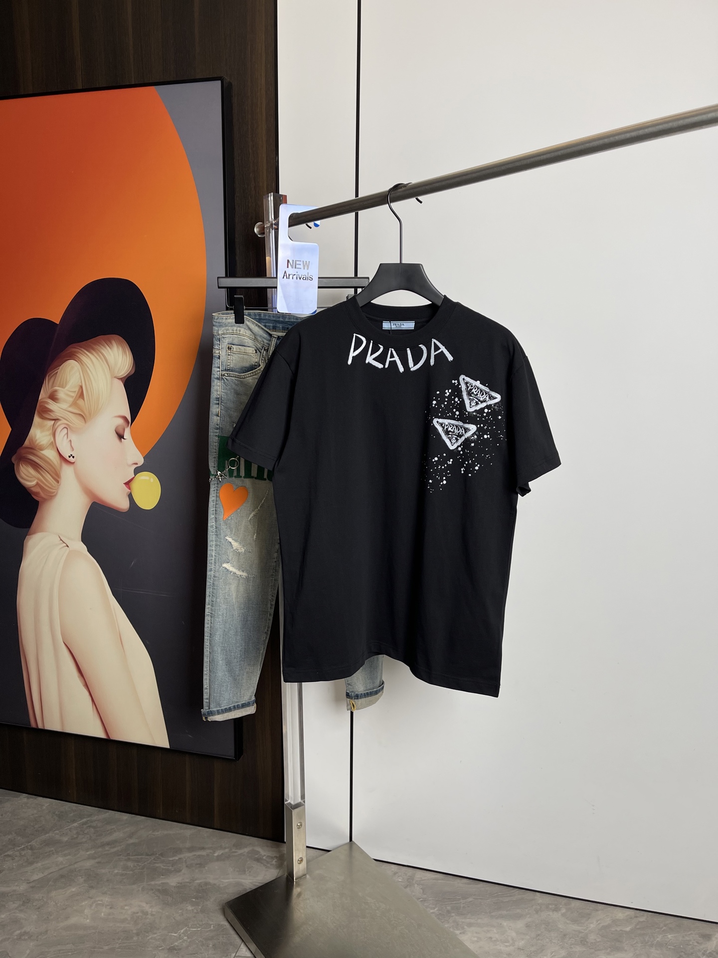 NO:128956,Prada's new short-sleeved T-shirt in spring and summer 2025, original printed embroidered letter logo, three-standard handsome and fashionable, simple and versatile. Pure cotton fabric. Breathable and comfortable to wear!  Black and white!  Size number XS-L loose style XS code can be worn up to 140 catties!  The L size can be worn up to 210 pounds!  ,,prada,T-shirt,tees,t-shirt,alexander wang19860909普拉达2025春夏新品短袖T恤,原版印花刺绣字母Logo,三标齐 帅气时尚,简约百搭款.纯棉面料.穿着透气舒适！黑白两色！码数XS-L 宽松版型 XS码可以穿到140斤！ L码可以穿到210斤！,,prada,T-shirt,tees，t-shirt,alexander wang,Men's clothing