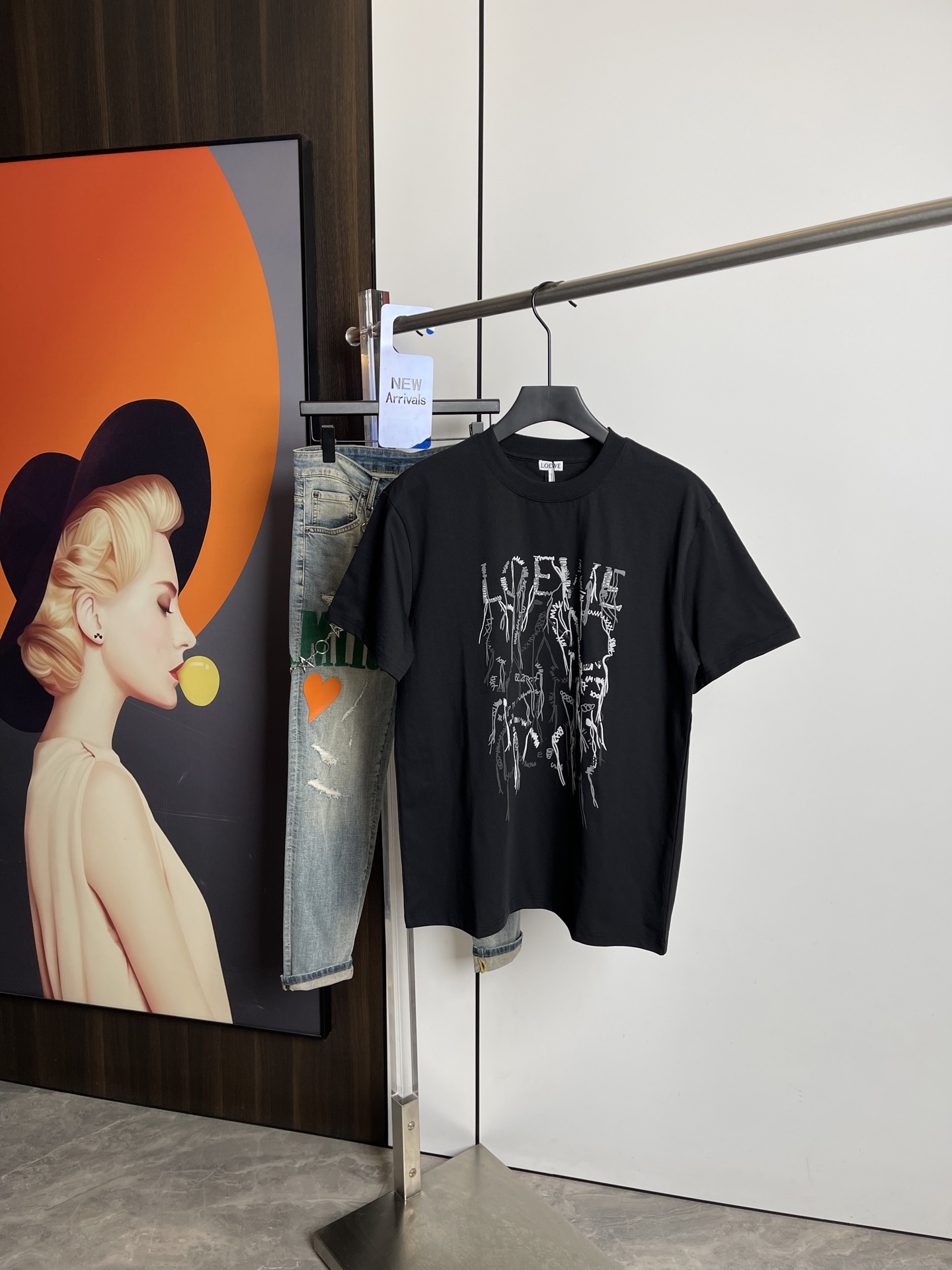 NO:128959,Luo Yiwei's new short-sleeved T-shirt in spring and summer 2025, original printed embroidered letter logo, three-standard, handsome and fashionable, simple and versatile. Pure cotton fabric. Breathable and comfortable to wear!  Black and white!  Size number XS-L loose style XS code can be worn up to 140 catties!  The L size can be worn up to 210 pounds!  ,loewe,T-shirt,tees,t-shirt,alexander wang19860909罗意威2025春夏新品短袖T恤,原版印花刺绣字母Logo,三标齐 帅气时尚,简约百搭款.纯棉面料.穿着透气舒适！黑白两色！码数XS-L 宽松版型 XS码可以穿到140斤！ L码可以穿到210斤！,,loewe,T-shirt,tees，t-shirt,alexander wang,Men's clothing