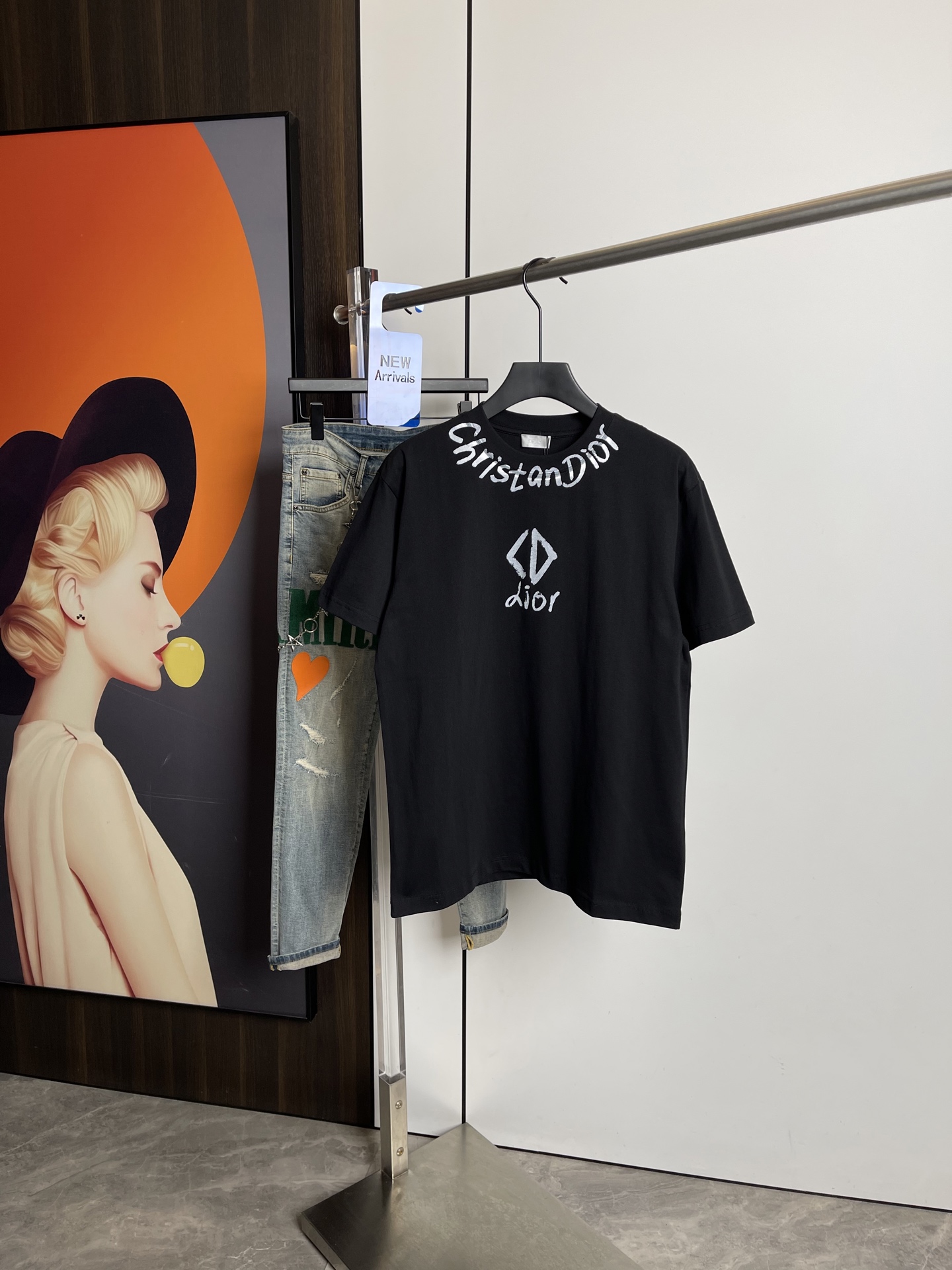 NO:128965,Dior2025 spring and summer new short-sleeved T-shirt, original printed embroidered letter logo, three-standard handsome and fashionable, simple and versatile. Pure cotton fabric. Breathable and comfortable to wear!  Black and white!  Size number XS-L loose style XS code can be worn up to 140 catties!  The L size can be worn up to 210 pounds!  ,dior,T-shirt,tees,t-shirt,alexander wang19860909Dior2025春夏新品短袖T恤,原版印花刺绣字母Logo,三标齐 帅气时尚,简约百搭款.纯棉面料.穿着透气舒适！黑白两色！码数XS-L 宽松版型 XS码可以穿到140斤！ L码可以穿到210斤！,,dior,T-shirt,tees，t-shirt,alexander wang,Men's clothing