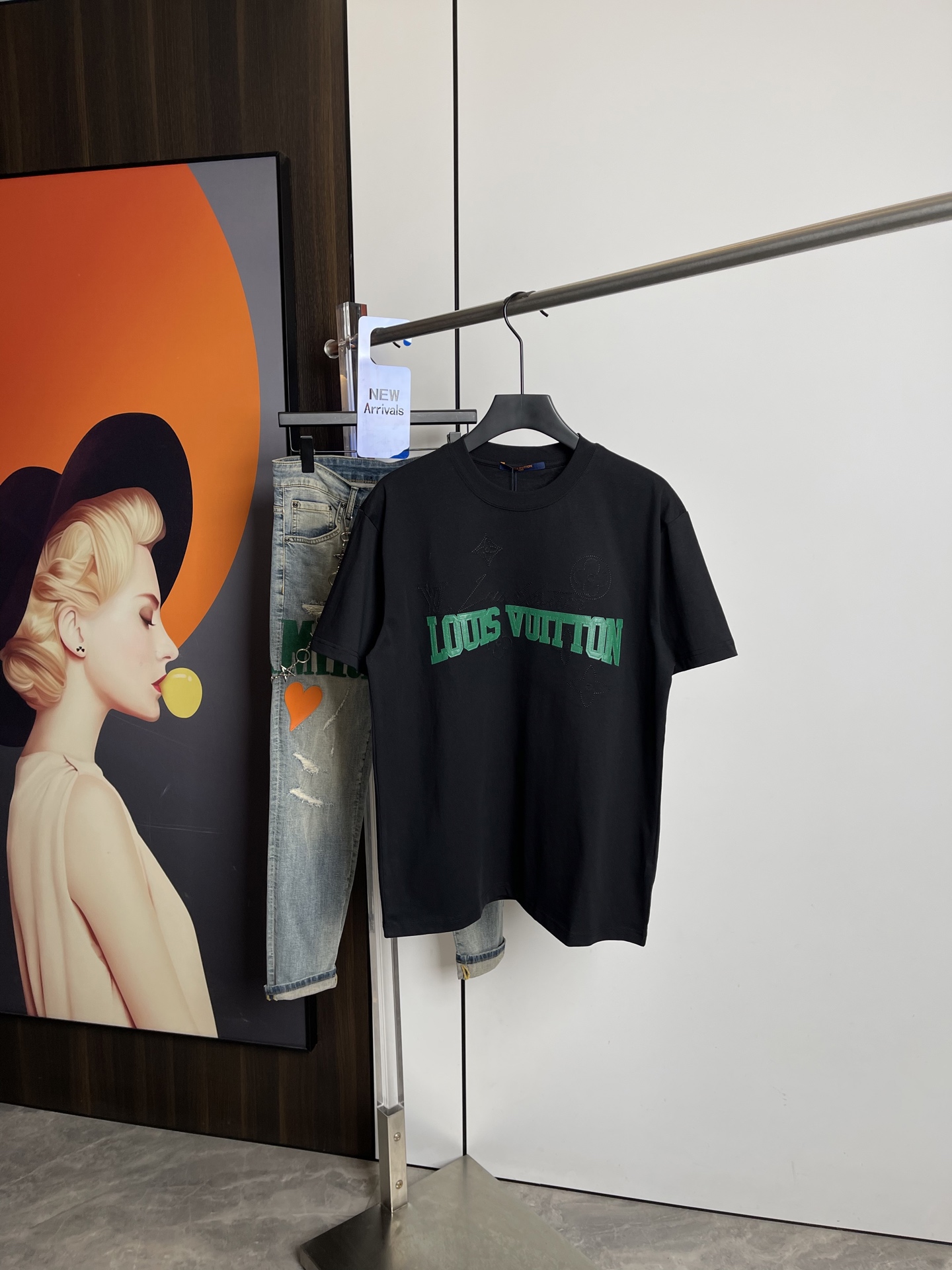 NO:128971,Lv2025 spring and summer new short-sleeved T-shirt, original printed embroidered letter logo, three-standard handsome and fashionable, simple and versatile. Pure cotton fabric. Breathable and comfortable to wear!  Black and white!  Size number XS-L loose style XS code can be worn up to 140 catties!  The L size can be worn up to 210 pounds!  ,,louis vuitton,T-shirt,tees,t-shirt,alexander wang19860909Lv2025春夏新品短袖T恤,原版印花刺绣字母Logo,三标齐 帅气时尚,简约百搭款.纯棉面料.穿着透气舒适！黑白两色！码数XS-L 宽松版型 XS码可以穿到140斤！ L码可以穿到210斤！,,louis vuitton,T-shirt,tees，t-shirt,alexander wang,Men's clothing