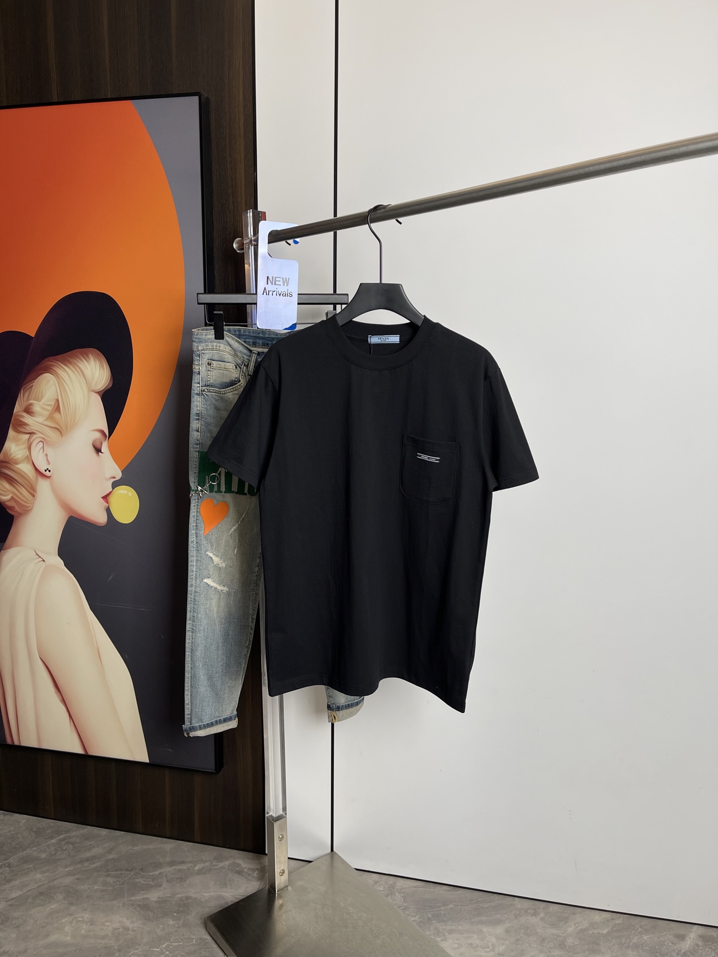 NO:128974,Prada's new short-sleeved T-shirt in spring and summer 2025, original printed embroidered letter logo, three-standard handsome and fashionable, simple and versatile. Pure cotton fabric. Breathable and comfortable to wear!  Black and white!  Size number XS-L loose style XS code can be worn up to 140 catties!  The L size can be worn up to 210 pounds!  ,,prada,T-shirt,tees,t-shirt,alexander wang19860909普拉达2025春夏新品短袖T恤,原版印花刺绣字母Logo,三标齐 帅气时尚,简约百搭款.纯棉面料.穿着透气舒适！黑白两色！码数XS-L 宽松版型 XS码可以穿到140斤！ L码可以穿到210斤！,,prada,T-shirt,tees，t-shirt,alexander wang,Men's clothing