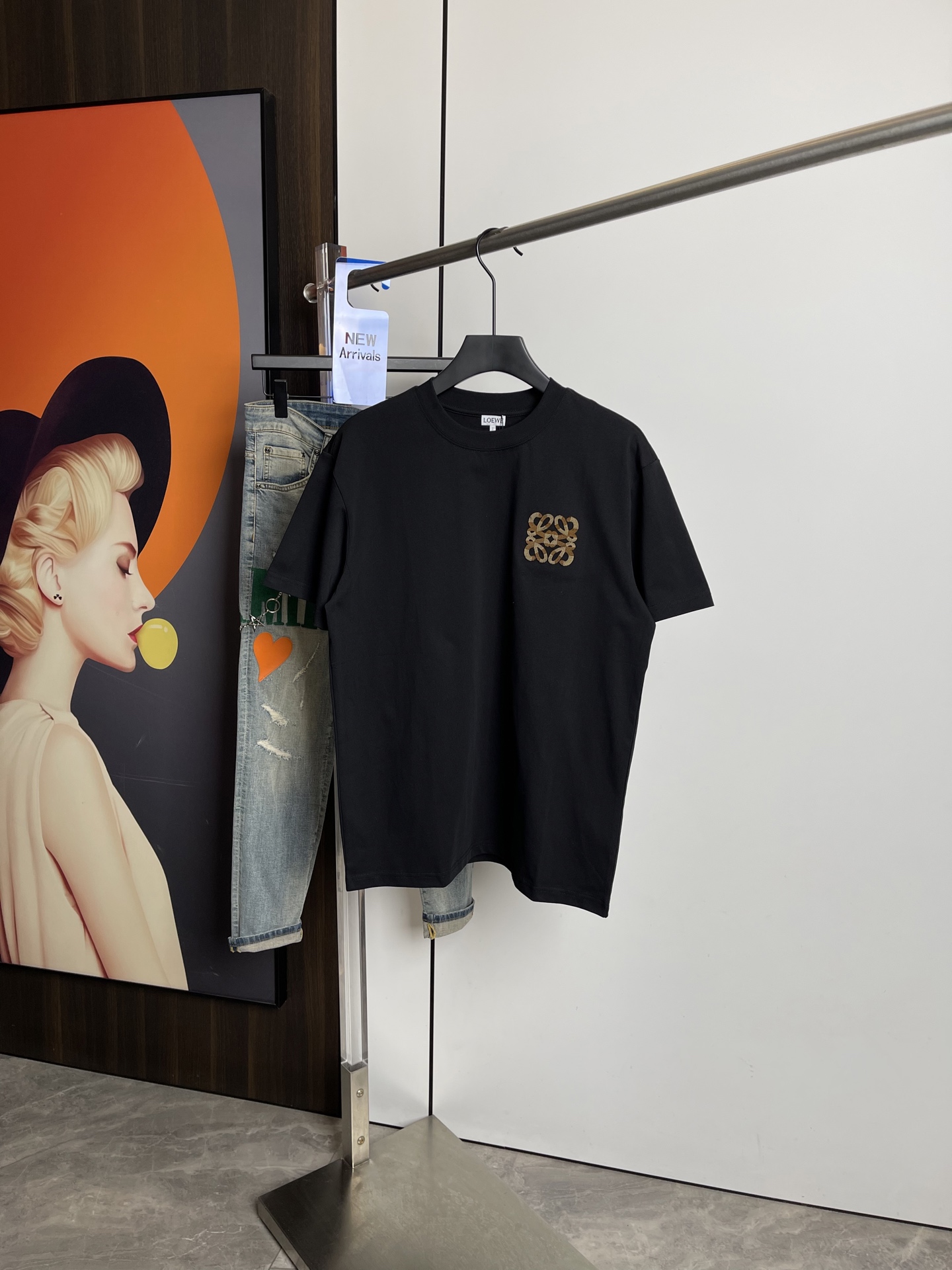 NO:128977,Luo Yiwei's new short-sleeved T-shirt in spring and summer 2025, original printed embroidered letter logo, three-standard, handsome and fashionable, simple and versatile. Pure cotton fabric. Breathable and comfortable to wear!  Black and white!  Size number XS-L loose style XS code can be worn up to 140 catties!  The L size can be worn up to 210 pounds!  ,loewe,T-shirt,tees,t-shirt,alexander wang19860909罗意威2025春夏新品短袖T恤,原版印花刺绣字母Logo,三标齐 帅气时尚,简约百搭款.纯棉面料.穿着透气舒适！黑白两色！码数XS-L 宽松版型 XS码可以穿到140斤！ L码可以穿到210斤！,,loewe,T-shirt,tees，t-shirt,alexander wang,Men's clothing