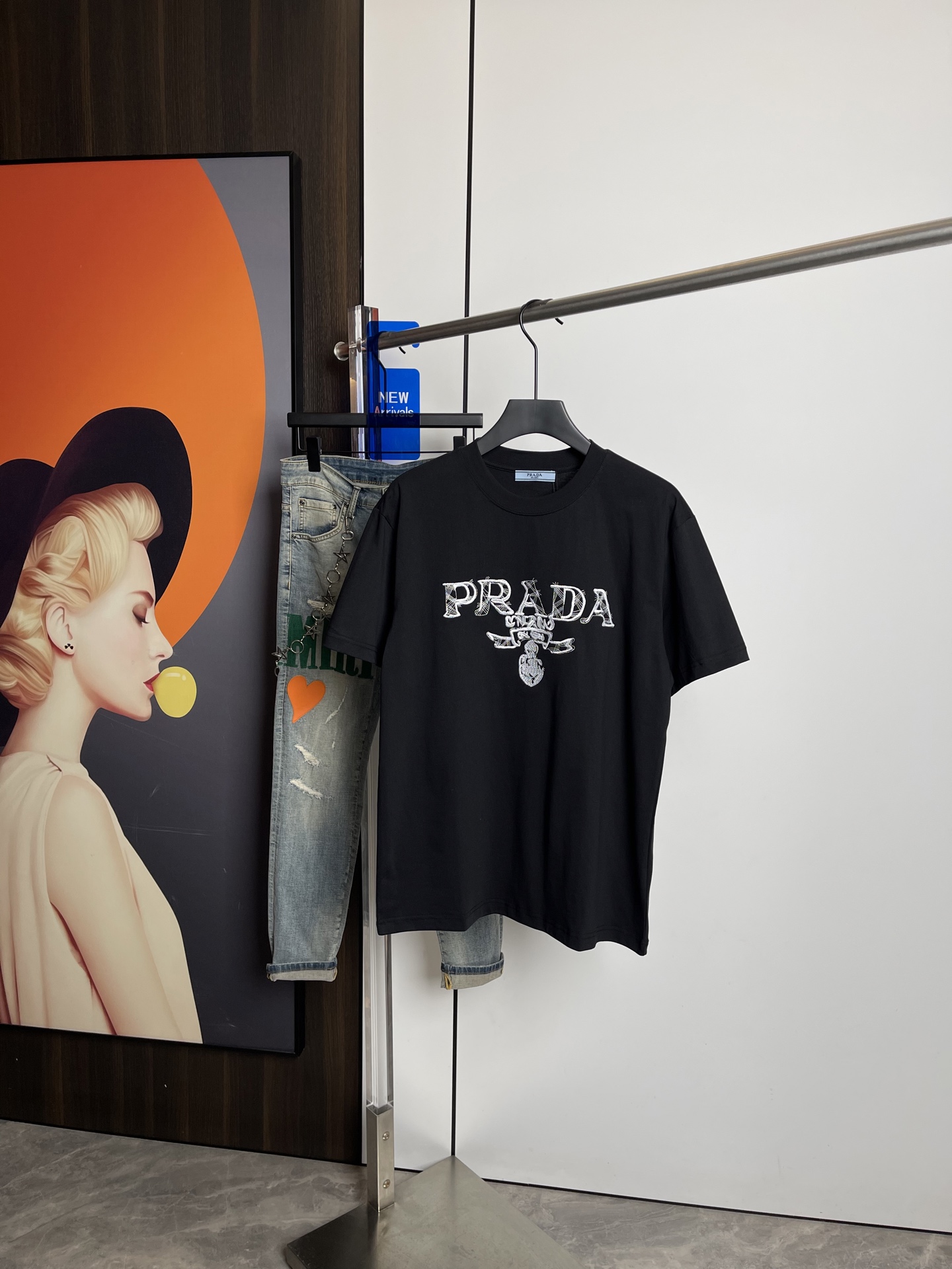 NO:128952,Prada's new short-sleeved T-shirt in spring and summer 2025, original printed embroidered letter logo, three-standard handsome and fashionable, simple and versatile. Pure cotton fabric. Breathable and comfortable to wear!  Black and white!  Size number XS-L loose style XS code can be worn up to 140 catties!  The L size can be worn up to 210 pounds!  ,,prada,T-shirt,tees,t-shirt,alexander wang19860909普拉达2025春夏新品短袖T恤,原版印花刺绣字母Logo,三标齐 帅气时尚,简约百搭款.纯棉面料.穿着透气舒适！黑白两色！码数XS-L 宽松版型 XS码可以穿到140斤！ L码可以穿到210斤！,,prada,T-shirt,tees，t-shirt,alexander wang,Men's clothing