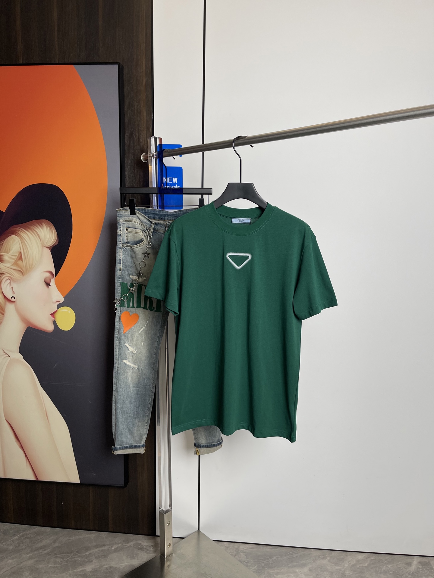 NO:128955,Prada's new short-sleeved T-shirt in spring and summer 2025, original printed embroidered letter logo, three-standard handsome and fashionable, simple and versatile. Pure cotton fabric. Breathable and comfortable to wear!  Black and green colors!  Size number XS-L loose style XS code can be worn up to 140 catties!  The L size can be worn up to 210 pounds!  ,,prada,T-shirt,tees,t-shirt,alexander wang19860909普拉达2025春夏新品短袖T恤,原版印花刺绣字母Logo,三标齐 帅气时尚,简约百搭款.纯棉面料.穿着透气舒适！黑绿两色！码数XS-L 宽松版型 XS码可以穿到140斤！ L码可以穿到210斤！,,prada,T-shirt,tees，t-shirt,alexander wang,Men's clothing