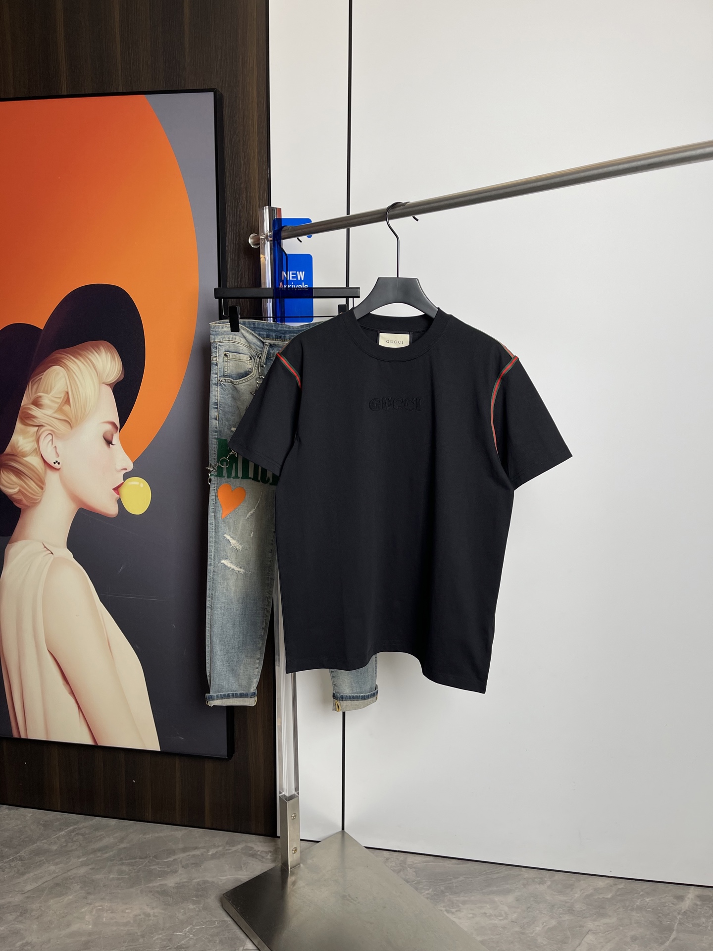 NO:128958,Gucci 2025 spring and summer new short-sleeved T-shirt, original printed embroidered letter logo, three-standard handsome and fashionable, simple and versatile. Pure cotton fabric. Breathable and comfortable to wear!  Black, beige and white!  Size number XS-L loose style XS code can be worn up to 140 catties!  The L size can be worn up to 210 pounds!  ,gucci,T-shirt,tees,t-shirt,alexander wang19860909Gucci2025春夏新品短袖T恤,原版印花刺绣字母Logo,三标齐 帅气时尚,简约百搭款.纯棉面料.穿着透气舒适！黑米白两色！码数XS-L 宽松版型 XS码可以穿到140斤！ L码可以穿到210斤！,,gucci,T-shirt,tees，t-shirt,alexander wang,Men's clothing