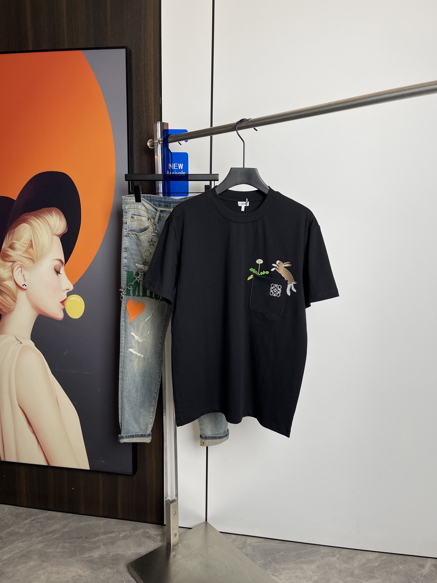 NO:128964,Luo Yiwei's new short-sleeved T-shirt in spring and summer 2025, original printed embroidered letter logo, three-standard, handsome and fashionable, simple and versatile. Pure cotton fabric. Breathable and comfortable to wear!  Black and white!  Size number XS-L loose style XS code can be worn up to 140 catties!  The L size can be worn up to 210 pounds!  ,loewe,T-shirt,tees,t-shirt,alexander wang19860909罗意威2025春夏新品短袖T恤,原版印花刺绣字母Logo,三标齐 帅气时尚,简约百搭款.纯棉面料.穿着透气舒适！黑白两色！码数XS-L 宽松版型 XS码可以穿到140斤！ L码可以穿到210斤！,,loewe,T-shirt,tees，t-shirt,alexander wang,Men's clothing