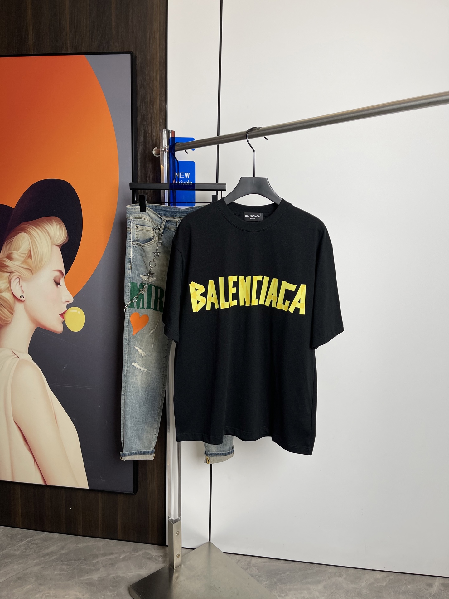 NO:128979,Balenciaga's new short-sleeved T-shirt in spring and summer 2025, one to one original printing. Three standards are all!  Simple and versatile style. Pure cotton fabric. Breathable and comfortable to wear!  Black and white, slightly wide style. The same style as men and women!  The number of codes M-XXL M codes can be worn up to 140 kilograms!  The L size can be worn 155 catties, and the XXL size can be worn to about 200 catties!  ,,balenciaga,T-shirt,tees,t-shirt,alexander wang19860909巴黎世家2025春夏新品短袖T恤,一比一原版印花.三标齐 ！简约百搭款.纯棉面料.穿着透气舒适！黑白两色 微阔版型.男女同款！码数M-XXL M码可以穿到140斤！L码可以穿155斤 XXL码可以穿到200斤左右！,,balenciaga,T-shirt,tees，t-shirt,alexander wang,Men's clothing