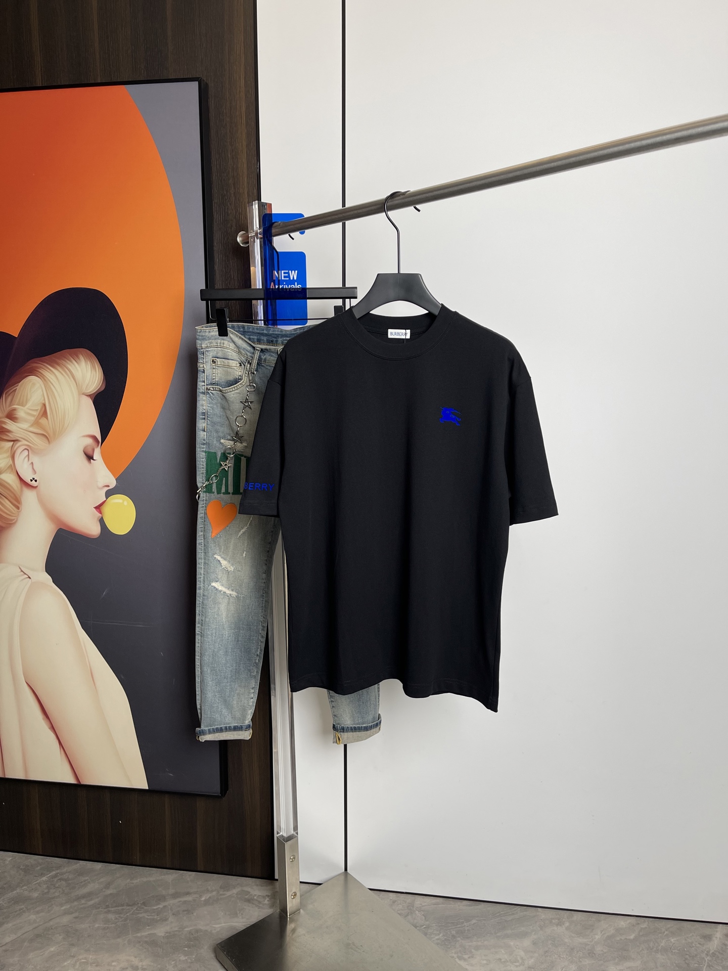 NO:128976,Burberry's new short-sleeved T-shirt in spring and summer 2025, one to one original printing. Three standards are all!  Simple and versatile style. Pure cotton fabric. Breathable and comfortable to wear!  Black and white, slightly wide style. The same style as men and women!  The number of codes M-XXL M codes can be worn up to 140 kilograms!  The L size can be worn 155 catties, and the XXL size can be worn to about 200 catties!  ,burberry,T-shirt,tees,t-shirt,alexander wang19860909巴宝莉2025春夏新品短袖T恤,一比一原版印花.三标齐 ！简约百搭款.纯棉面料.穿着透气舒适！黑白两色 微阔版型.男女同款！码数M-XXL M码可以穿到140斤！L码可以穿155斤 XXL码可以穿到200斤左右！,,burberry,T-shirt,tees，t-shirt,alexander wang,Men's clothing