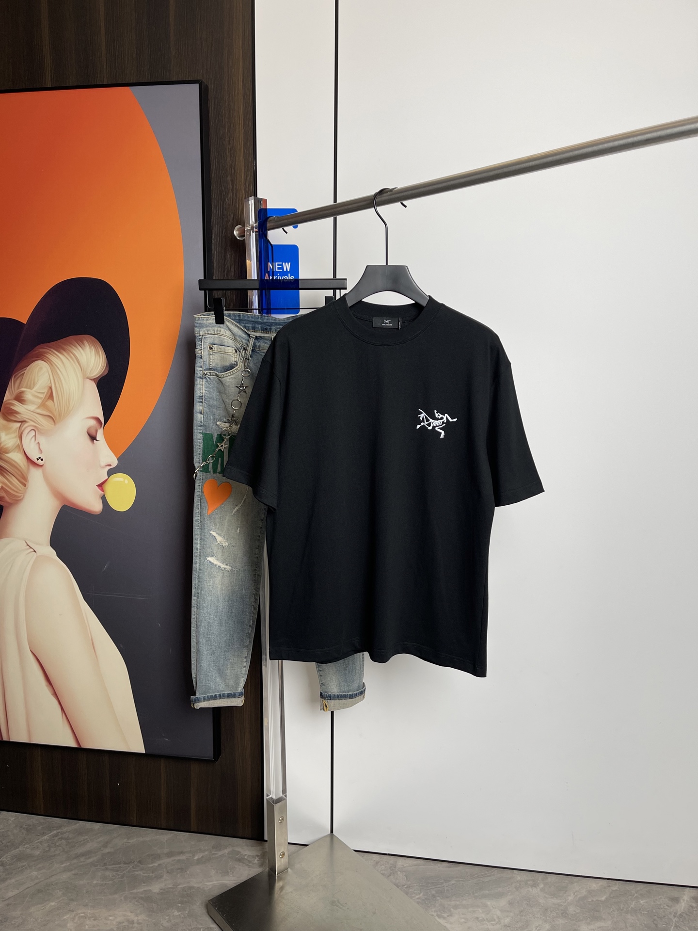 NO:128973,Archaeopteryx's new short-sleeved T-shirt in spring and summer 2025, one to one original printing. Three standards are in line!  Simple and versatile style. Pure cotton fabric. Breathable and comfortable to wear!  Black and white, slightly wide style. The same style as men and women!  The number of codes M-XXL M codes can be worn up to 140 kilograms!  The L size can be worn 155 catties, and the XXL size can be worn to about 200 catties!  ,arc'teryx,T-shirt,tees,t-shirt,alexander wang19860909始祖鸟2025春夏新品短袖T恤,一比一原版印花.三标齐 ！简约百搭款.纯棉面料.穿着透气舒适！黑白两色 微阔版型.男女同款！码数M-XXL M码可以穿到140斤！L码可以穿155斤 XXL码可以穿到200斤左右！,arc'teryx,T-shirt,tees，t-shirt,alexander wang,Men's clothing