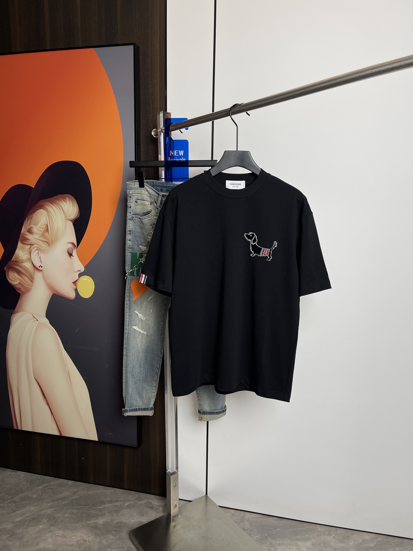 NO:128954,TB 2025 spring and summer new short-sleeved T-shirt, one to one original printing. Three standards are all!  Simple and versatile style. Pure cotton fabric. Breathable and comfortable to wear!  Black and white, slightly wide style. The same style as men and women!  The number of codes M-XXL M codes can be worn up to 140 kilograms!  The L size can be worn 155 catties, and the XXL size can be worn to about 200 catties!  ,T-shirt,tees,t-shirt,alexander wang19860909TB 2025春夏新品短袖T恤,一比一原版印花.三标齐 ！简约百搭款.纯棉面料.穿着透气舒适！黑白两色 微阔版型.男女同款！码数M-XXL M码可以穿到140斤！L码可以穿155斤 XXL码可以穿到200斤左右！,,T-shirt,tees，t-shirt,alexander wang,Men's clothing