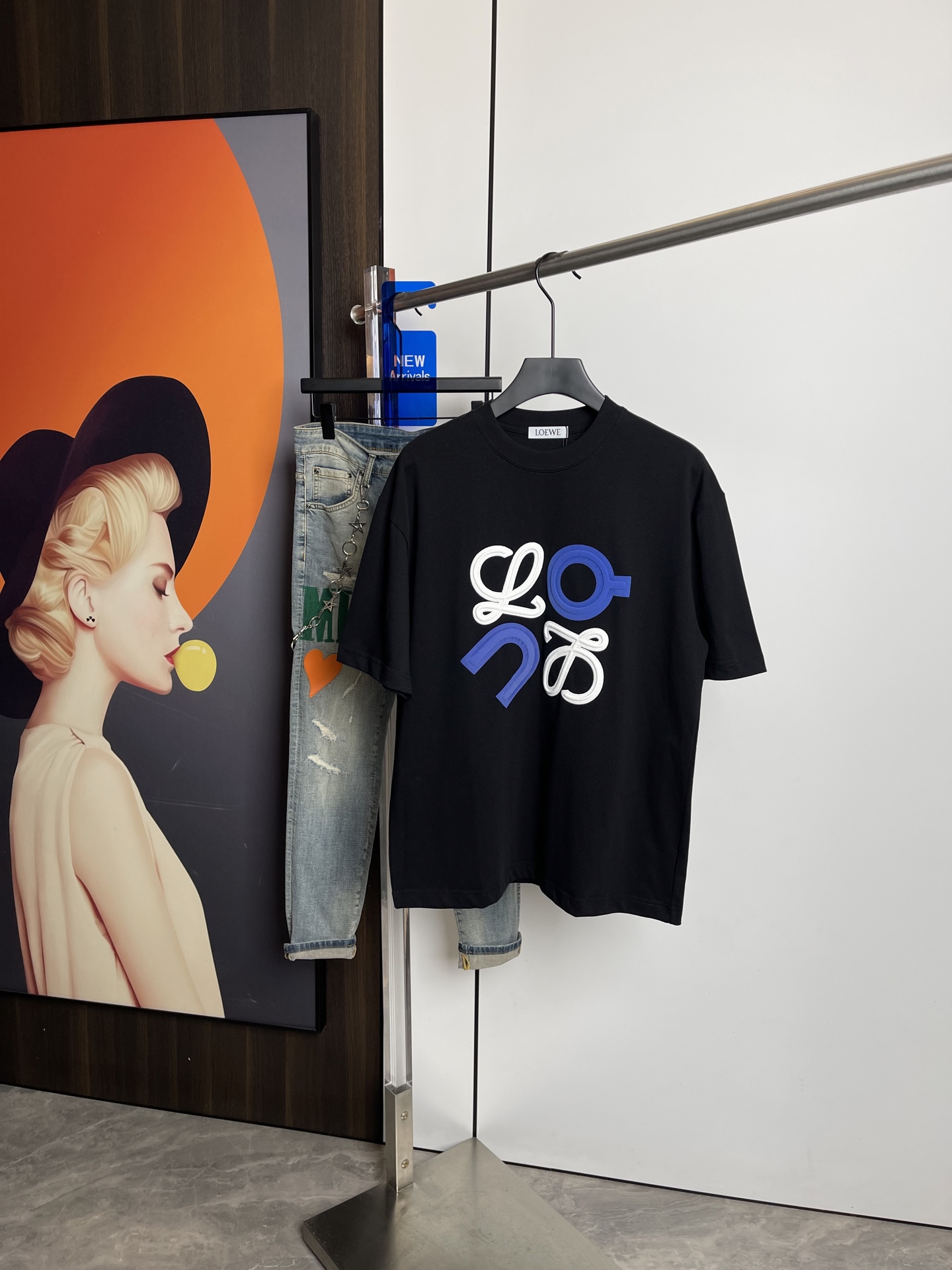 NO:128957,Luo Yiwei's new short-sleeved T-shirt in spring and summer 2025, one to one original printing. Three standards are in line!  Simple and versatile style. Pure cotton fabric. Breathable and comfortable to wear!  Black and white, slightly wide style. The same style as men and women!  The number of codes M-XXL M codes can be worn up to 140 kilograms!  The L size can be worn 155 catties, and the XXL size can be worn to about 200 catties!  ,loewe,T-shirt,tees,t-shirt,alexander wang19860909罗意威2025春夏新品短袖T恤,一比一原版印花.三标齐 ！简约百搭款.纯棉面料.穿着透气舒适！黑白两色 微阔版型.男女同款！码数M-XXL M码可以穿到140斤！L码可以穿155斤 XXL码可以穿到200斤左右！,,loewe,T-shirt,tees，t-shirt,alexander wang,Men's clothing