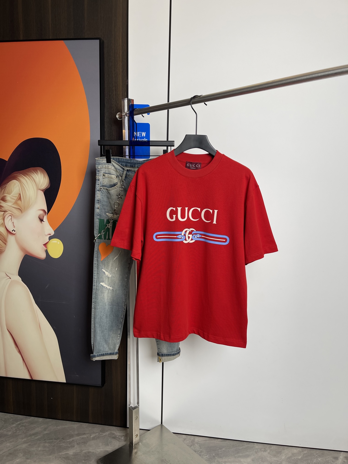 NO:128960,Gucci 2025 spring and summer new short-sleeved T-shirt, one to one original printing. Three standards are all!  Simple and versatile style. Pure cotton fabric. Breathable and comfortable to wear!  Black and white, slightly wide style. The same style as men and women!  The number of codes M-XXL M codes can be worn up to 140 kilograms!  The L size can be worn 155 catties, and the XXL size can be worn to about 200 catties!  ,gucci,T-shirt,tees,t-shirt,alexander wang19860909Gucci2025春夏新品短袖T恤,一比一原版印花.三标齐 ！简约百搭款.纯棉面料.穿着透气舒适！黑白两色 微阔版型.男女同款！码数M-XXL M码可以穿到140斤！L码可以穿155斤 XXL码可以穿到200斤左右！,,gucci,T-shirt,tees，t-shirt,alexander wang,Men's clothing