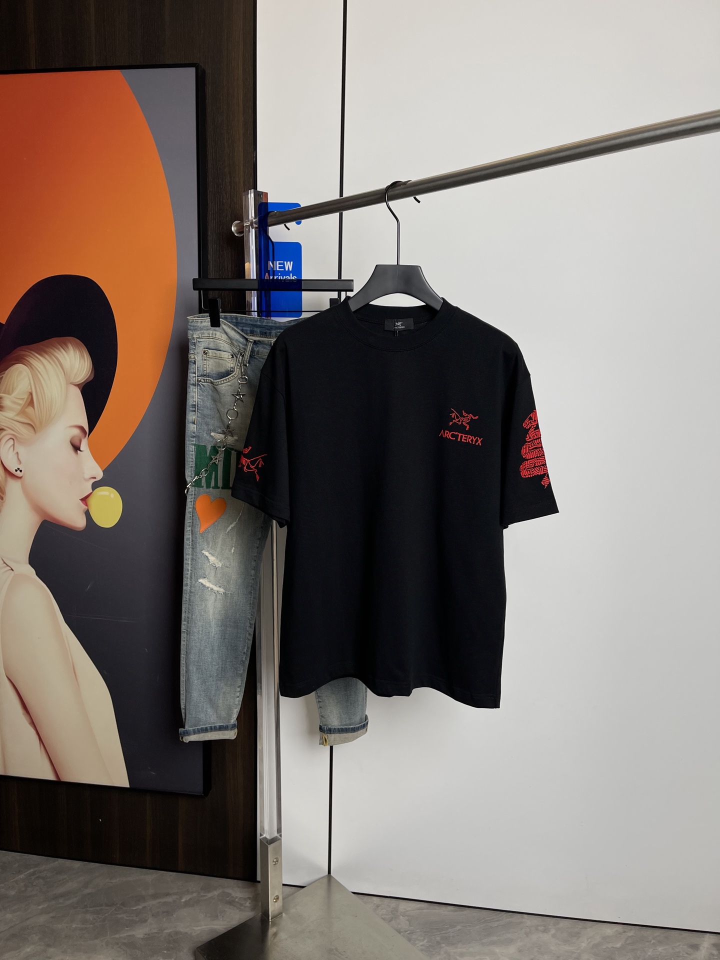 NO:128963,Archaeopteryx's new short-sleeved T-shirt in spring and summer 2025, one to one original printing. Three standards are in line!  Simple and versatile style. Pure cotton fabric. Breathable and comfortable to wear!  Black and white, slightly wide style. The same style as men and women!  The number of codes M-XXL M codes can be worn up to 140 kilograms!  The L size can be worn 155 catties, and the XXL size can be worn to about 200 catties!  ,arc'teryx,T-shirt,tees,t-shirt,alexander wang19860909始祖鸟2025春夏新品短袖T恤,一比一原版印花.三标齐 ！简约百搭款.纯棉面料.穿着透气舒适！黑白两色 微阔版型.男女同款！码数M-XXL M码可以穿到140斤！L码可以穿155斤 XXL码可以穿到200斤左右！,arc'teryx,T-shirt,tees，t-shirt,alexander wang,Men's clothing