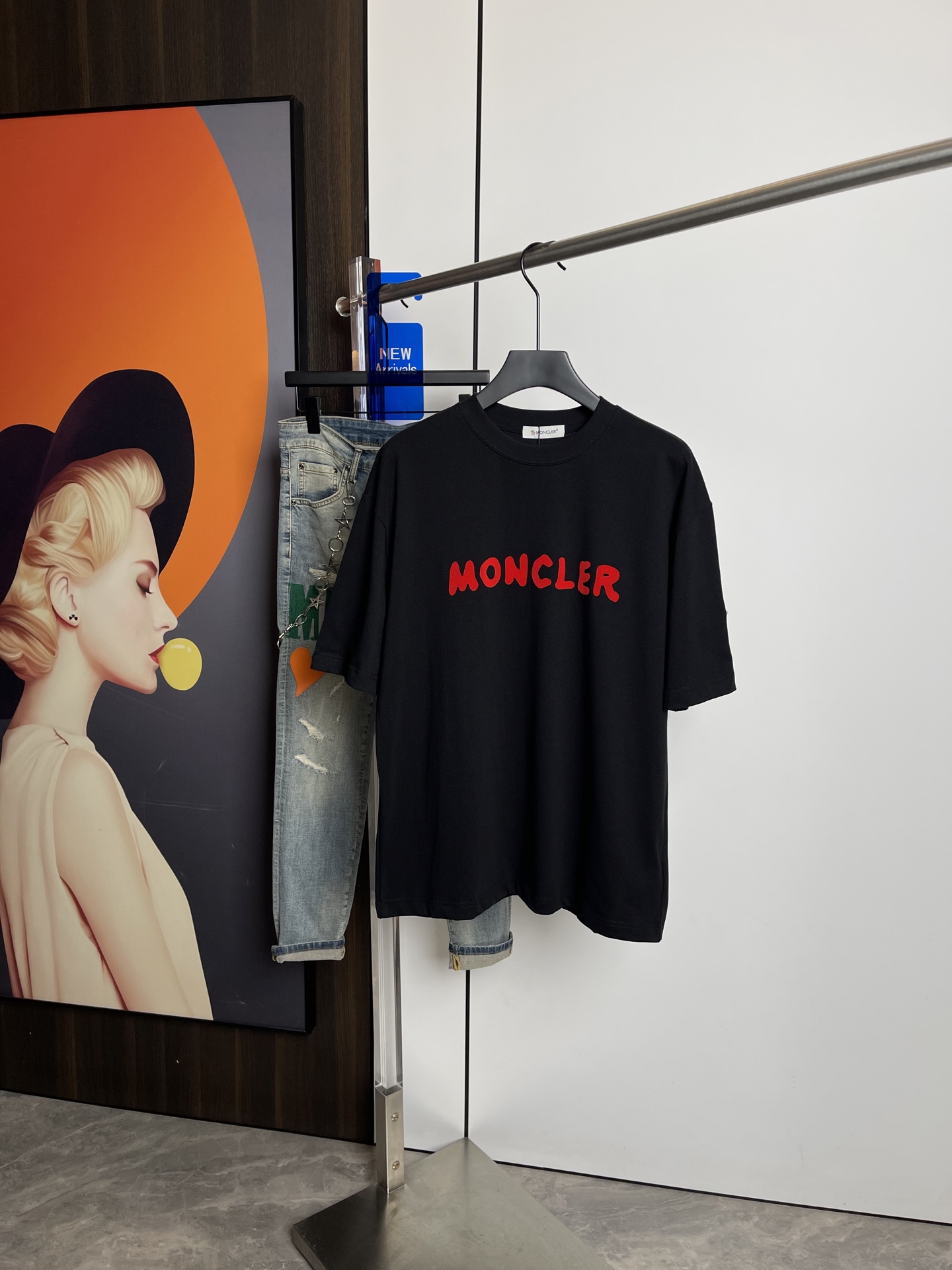 NO:128966,The new short-sleeved T-shirt for 2025 spring and summer, one to one original printing. Three standards are in line!  Simple and versatile style. Pure cotton fabric. Breathable and comfortable to wear!  Black and white, slightly wide style. The same style as men and women!  The number of codes M-XXL M codes can be worn up to 140 kilograms!  The L size can be worn 155 catties, and the XXL size can be worn to about 200 catties!  ,Moncler,T-shirt,tees,t-shirt,alexander wang19860909蒙口2025春夏新品短袖T恤,一比一原版印花.三标齐 ！简约百搭款.纯棉面料.穿着透气舒适！黑白两色 微阔版型.男女同款！码数M-XXL M码可以穿到140斤！L码可以穿155斤 XXL码可以穿到200斤左右！,,Moncler,T-shirt,tees，t-shirt,alexander wang,Men's clothing