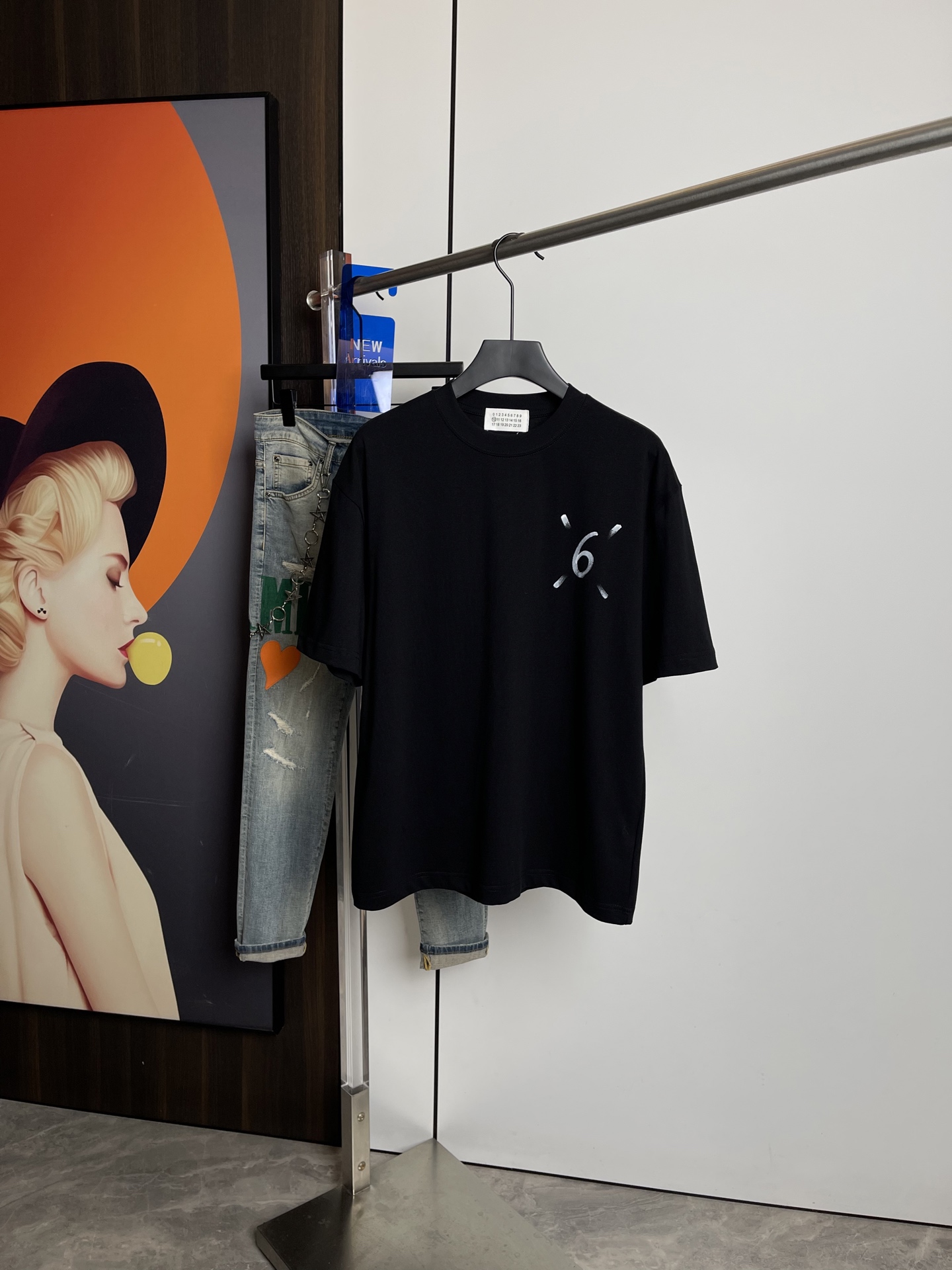 NO:128972,Magira's new short-sleeved T-shirt in spring and summer 2025, one to one original printing. Three standards are all!  Simple and versatile style. Pure cotton fabric. Breathable and comfortable to wear!  Black and white, slightly wide style. The same style as men and women!  The number of codes M-XXL M codes can be worn up to 140 kilograms!  The L size can be worn 155 catties, and the XXL size can be worn to about 200 catties!  ,T-shirt,tees,t-shirt,alexander wang19860909玛吉拉2025春夏新品短袖T恤,一比一原版印花.三标齐 ！简约百搭款.纯棉面料.穿着透气舒适！黑白两色 微阔版型.男女同款！码数M-XXL M码可以穿到140斤！L码可以穿155斤 XXL码可以穿到200斤左右！,,T-shirt,tees，t-shirt,alexander wang,Men's clothing