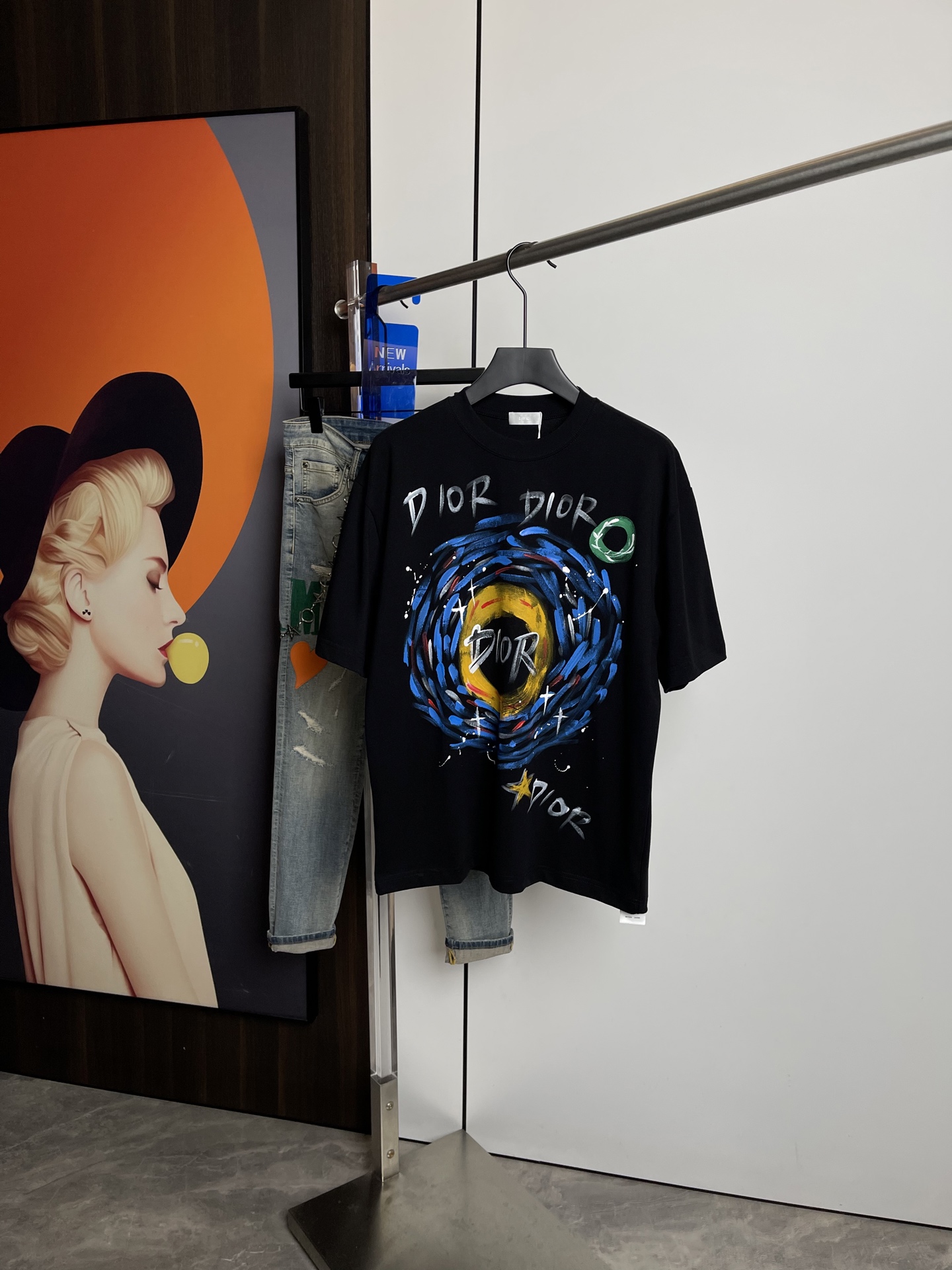 NO:128975,Dior2025 spring and summer new short-sleeved T-shirt, one to one original printing. Three standards are in line!  Simple and versatile style. Pure cotton fabric. Breathable and comfortable to wear!  Black and white, slightly wide style. The same style as men and women!  The number of codes M-XXL M codes can be worn up to 140 kilograms!  The L size can be worn 155 catties, and the XXL size can be worn to about 200 catties!  ,dior,T-shirt,tees,t-shirt,alexander wang19860909Dior2025春夏新品短袖T恤,一比一原版印花.三标齐 ！简约百搭款.纯棉面料.穿着透气舒适！黑白两色 微阔版型.男女同款！码数M-XXL M码可以穿到140斤！L码可以穿155斤 XXL码可以穿到200斤左右！,,dior,T-shirt,tees，t-shirt,alexander wang,Men's clothing