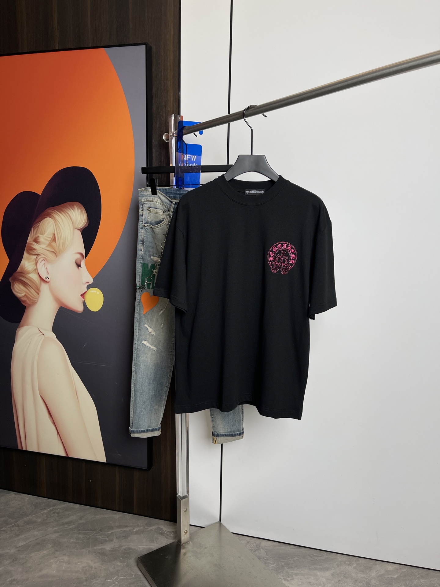 NO:128978,Croxin's new short-sleeved T-shirt in spring and summer 2025, one to one original printed embroidery. Three standards are in line!  Simple and versatile style. Pure cotton fabric. Breathable and comfortable to wear!  Black and white, slightly wide style. The same style as men and women!  The number of codes M-XXL M codes can be worn up to 140 kilograms!  The L size can be worn 155 catties, and the XXL size can be worn to about 200 catties!  ,,chrome hearts,T-shirt,tees,t-shirt,alexander wang19860909克罗心2025春夏新品短袖T恤,一比一原版印花刺绣.三标齐 ！简约百搭款.纯棉面料.穿着透气舒适！黑白两色 微阔版型.男女同款！码数M-XXL M码可以穿到140斤！L码可以穿155斤 XXL码可以穿到200斤左右！,,chrome hearts,T-shirt,tees，t-shirt,alexander wang,Men's clothing