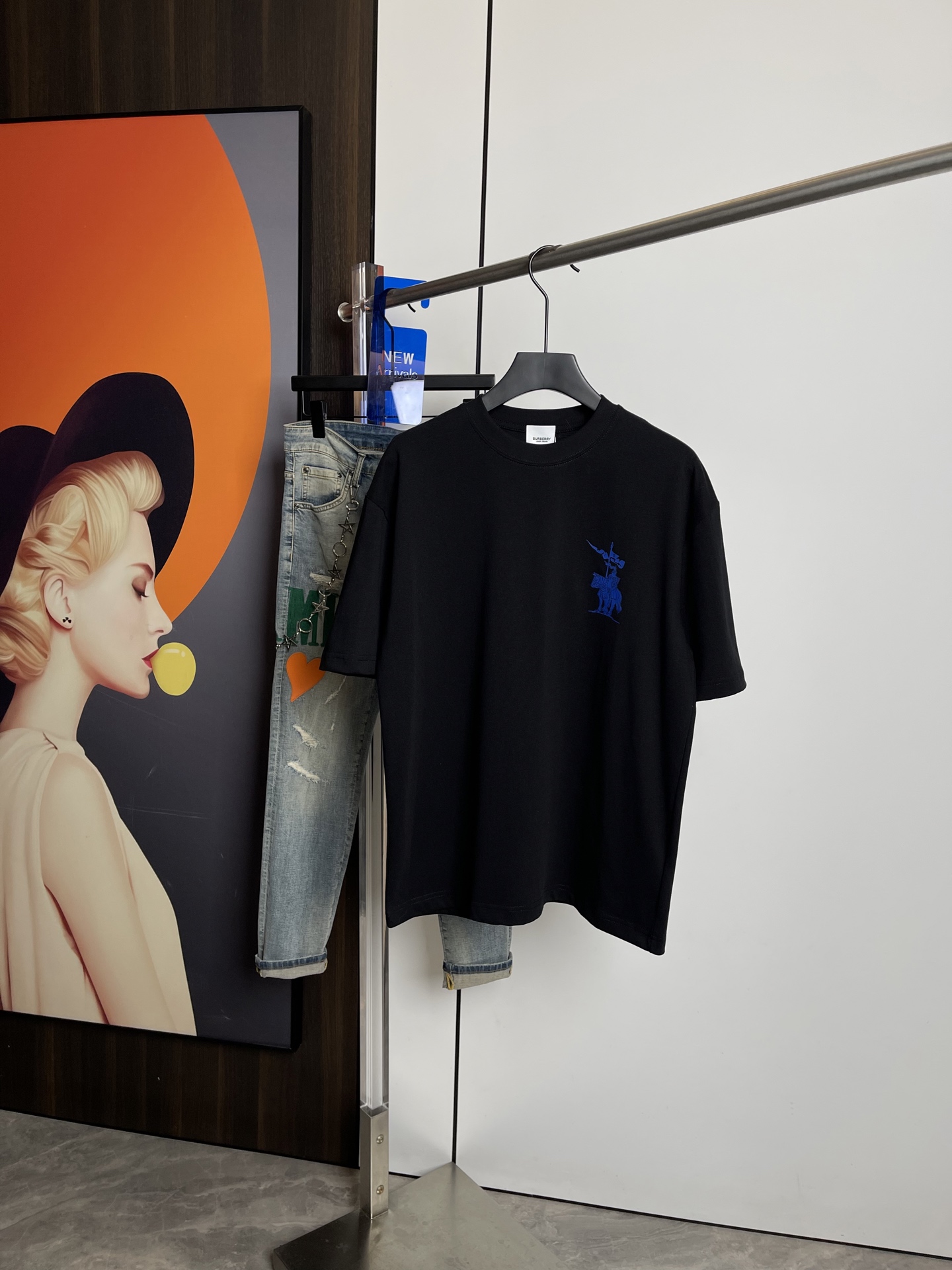 NO:128980,Burberry's new short-sleeved T-shirt in spring and summer 2025, one to one original printing. Three standards are all!  Simple and versatile style. Pure cotton fabric. Breathable and comfortable to wear!  Black and white, slightly wide style. The same style as men and women!  The number of codes M-XXL M codes can be worn up to 140 kilograms!  The L size can be worn 155 catties, and the XXL size can be worn to about 200 catties!  ,burberry,T-shirt,tees,t-shirt,alexander wang19860909巴宝莉2025春夏新品短袖T恤,一比一原版印花.三标齐 ！简约百搭款.纯棉面料.穿着透气舒适！黑白两色 微阔版型.男女同款！码数M-XXL M码可以穿到140斤！L码可以穿155斤 XXL码可以穿到200斤左右！,,burberry,T-shirt,tees，t-shirt,alexander wang,Men's clothing