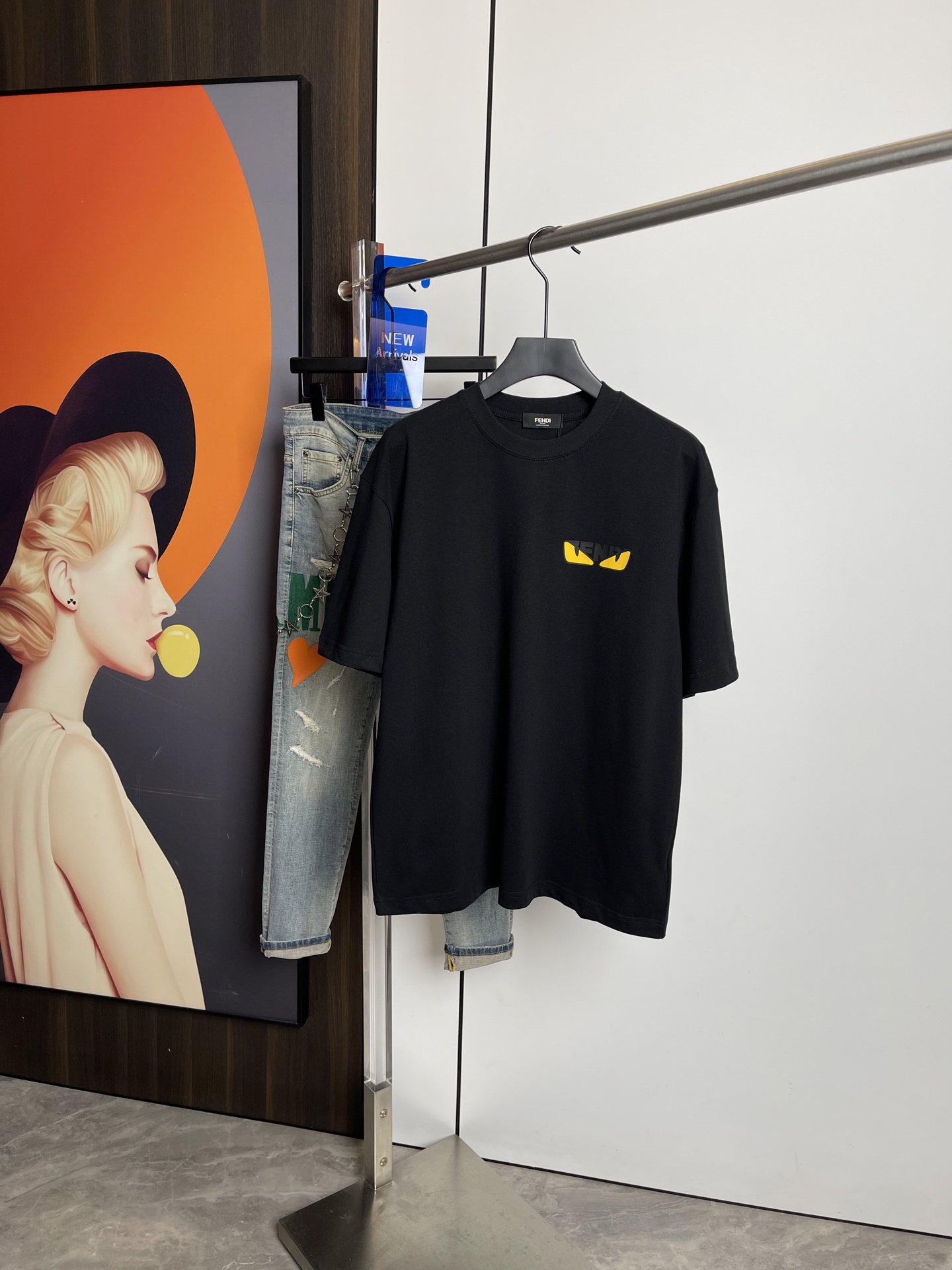 NO:128981,Fendi's new short-sleeved T-shirt in spring and summer 2025, one to one original printing. Three standards are all!  Simple and versatile style. Pure cotton fabric. Breathable and comfortable to wear!  Black and white, slightly wide style. The same style as men and women!  The number of codes M-XXL M codes can be worn up to 140 kilograms!  The L size can be worn 155 catties, and the XXL size can be worn to about 200 catties!  ,fendi,T-shirt,tees,t-shirt,alexander wang19860909芬迪2025春夏新品短袖T恤,一比一原版印花.三标齐 ！简约百搭款.纯棉面料.穿着透气舒适！黑白两色 微阔版型.男女同款！码数M-XXL M码可以穿到140斤！L码可以穿155斤 XXL码可以穿到200斤左右！,,fendi,T-shirt,tees，t-shirt,alexander wang,Men's clothing