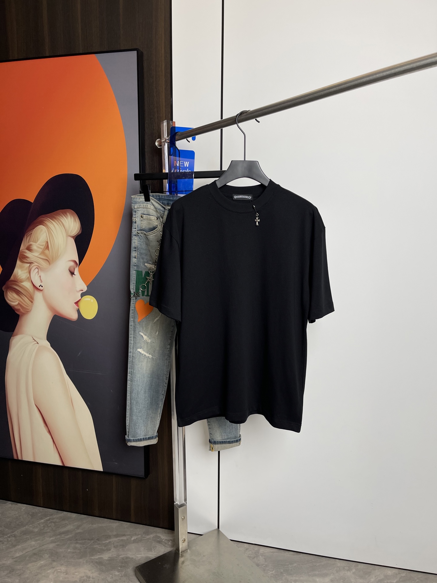 NO:128983,Croxin's new short-sleeved T-shirt in spring and summer 2025, one to one original printing. Three standards are all!  Simple and versatile style. Pure cotton fabric. Breathable and comfortable to wear!  Black and white, slightly wide style. The same style as men and women!  The number of codes M-XXL M codes can be worn up to 140 kilograms!  The L size can be worn 155 catties, and the XXL size can be worn to about 200 catties!  ,,chrome hearts,T-shirt,tees,t-shirt,alexander wang19860909克罗心2025春夏新品短袖T恤,一比一原版印花.三标齐 ！简约百搭款.纯棉面料.穿着透气舒适！黑白两色 微阔版型.男女同款！码数M-XXL M码可以穿到140斤！L码可以穿155斤 XXL码可以穿到200斤左右！,,chrome hearts,T-shirt,tees，t-shirt,alexander wang,Men's clothing