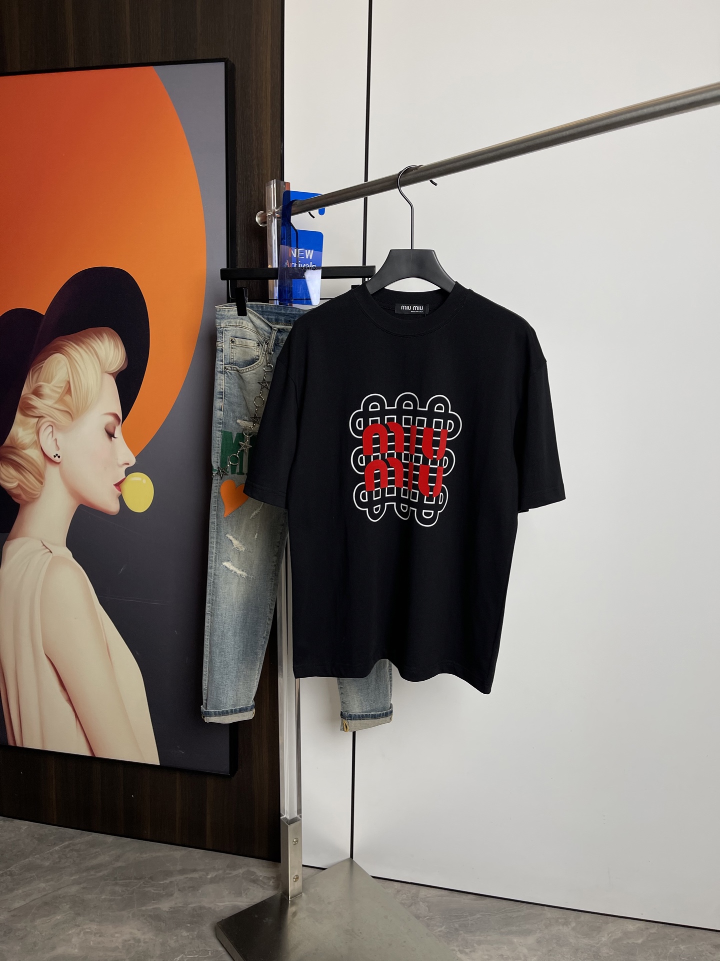 NO:128985,Miumiu's new short-sleeved T-shirt in spring and summer 2025, one to one original printing. Three standards are in line!  Simple and versatile style. Pure cotton fabric. Breathable and comfortable to wear!  Black and white, slightly wide style. The same style as men and women!  The number of codes M-XXL M codes can be worn up to 140 kilograms!  The L size can be worn 155 catties, and the XXL size can be worn to about 200 catties!  ,miumiu,T-shirt,tees,t-shirt,alexander wang19860909Miumiu2025春夏新品短袖T恤,一比一原版印花.三标齐 ！简约百搭款.纯棉面料.穿着透气舒适！黑白两色 微阔版型.男女同款！码数M-XXL M码可以穿到140斤！L码可以穿155斤 XXL码可以穿到200斤左右！,,miumiu,T-shirt,tees，t-shirt,alexander wang,Men's clothing