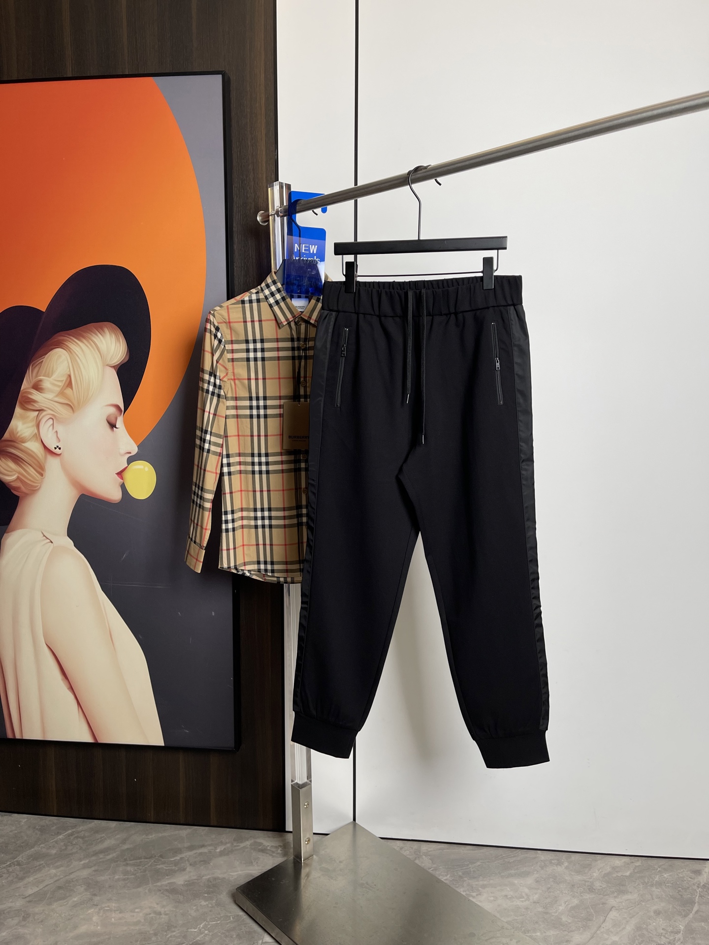 NO:128991,Prada's new spring and summer 2025 casual hoodies!  Original hardware. Three standards are in line!  Simple and versatile style. Pure cotton fabric. Breathable and comfortable to wear!  Black, micro-wide version. Code number M-XXXL, prada, alexander wang19860909普拉达2025春夏新品休闲卫裤！原版五金.三标齐 ！简约百搭款.纯棉面料.穿着透气舒适！黑色 微阔版型.码数M-XXXL,,prada,alexander wang,Men's clothing