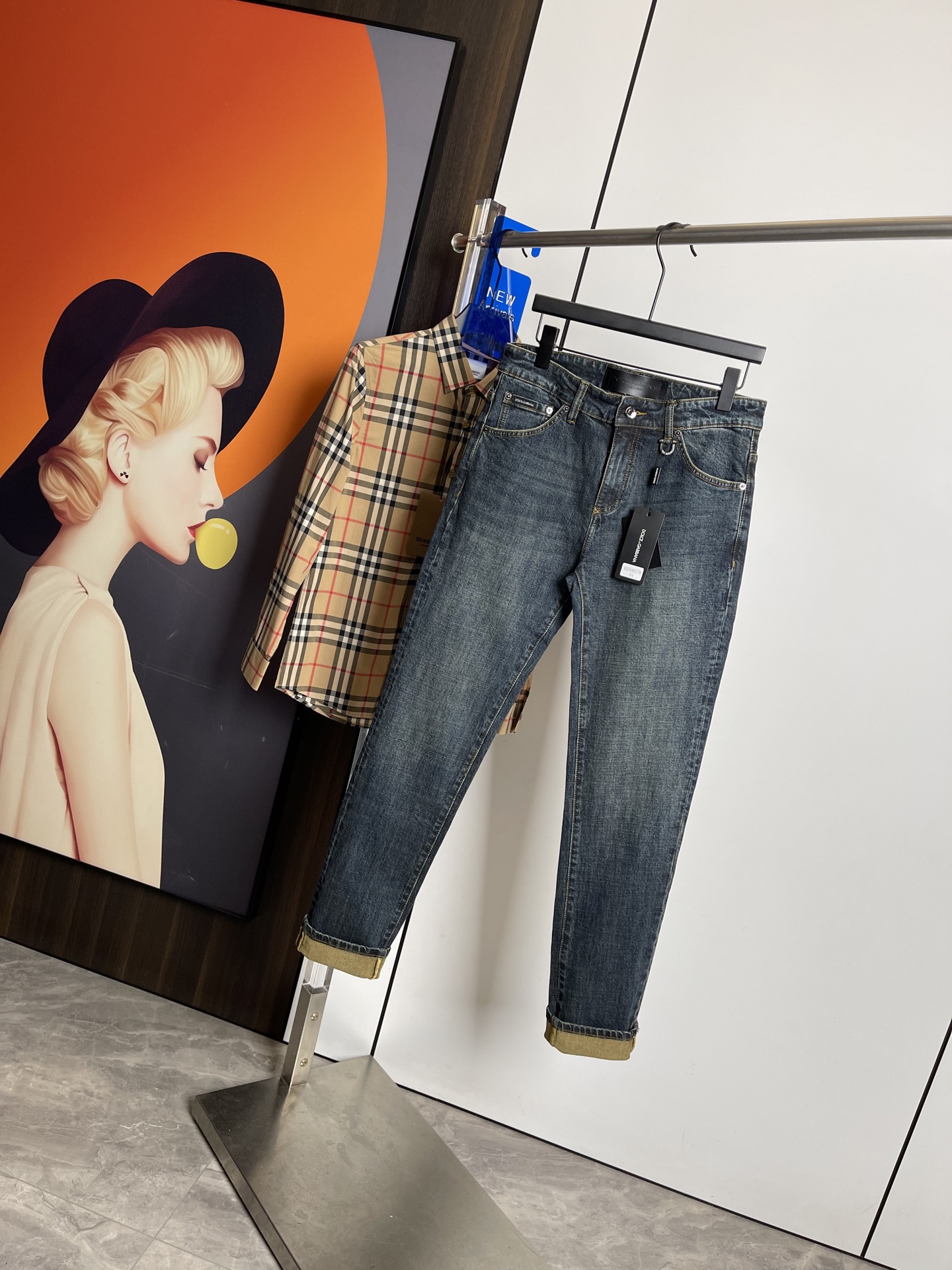 NO:128993,D&G 2025 Spring and Summer New Style Original Single Ruthless Jeans, Original Hardware Leather Card!  The style is super formal. It is slim and not tight, and it is super stylish. Original customized washing denim fabric, original hardware and auxiliary materials are molded!  Very handsome on the upper body!  Number of codes 29-3635, Dolce & Gabbana, jeans, alexander wang19860909D&G 2025春夏新款 原单狠货牛仔裤,原版五金皮牌 ！版型超正.修身不紧身,超级有范,原版定制水洗牛仔面料,原版五金辅料开模！上身帅气十足！码数29-3635,,Dolce&Gabbana,jeans,alexander wang,Men's clothing