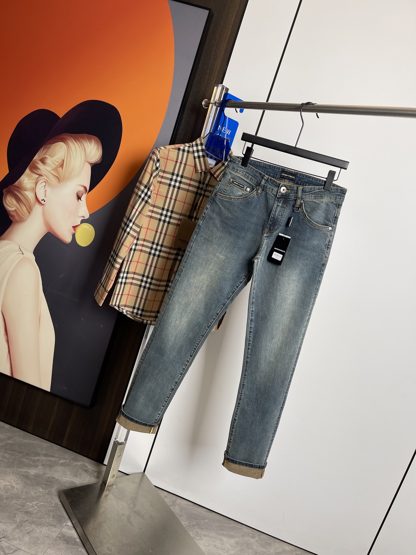 NO:128997,Armani's new spring and summer 2025 original single jeans, original hardware leather card!  The style is super formal. It is slim and not tight, and it is super stylish. Original customized washing denim fabric, original hardware and auxiliary materials are molded!  Very handsome on the upper body!  Number of codes 29-3635, Armani, jeans, alexander wang19860909阿玛尼2025春夏新款 原单狠货牛仔裤,原版五金皮牌 ！版型超正.修身不紧身,超级有范,原版定制水洗牛仔面料,原版五金辅料开模！上身帅气十足！码数29-3635,,armani,jeans,alexander wang,Men's clothing