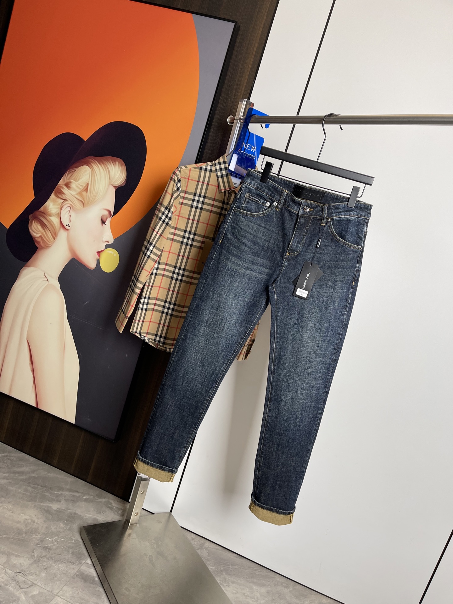 NO:128999,D&G2025 spring and summer new style original single ruthless jeans, original hardware leather card!  The style is super formal. It is slim and not tight, and it is super stylish. Original customized washing denim fabric, original hardware and auxiliary materials are molded!  Very handsome on the upper body!  Number of codes 29-3635, Dolce & Gabbana, jeans, alexander wang19860909D&G2025春夏新款 原单狠货牛仔裤,原版五金皮牌 ！版型超正.修身不紧身,超级有范,原版定制水洗牛仔面料,原版五金辅料开模！上身帅气十足！码数29-3635,,Dolce&Gabbana,jeans,alexander wang,Men's clothing