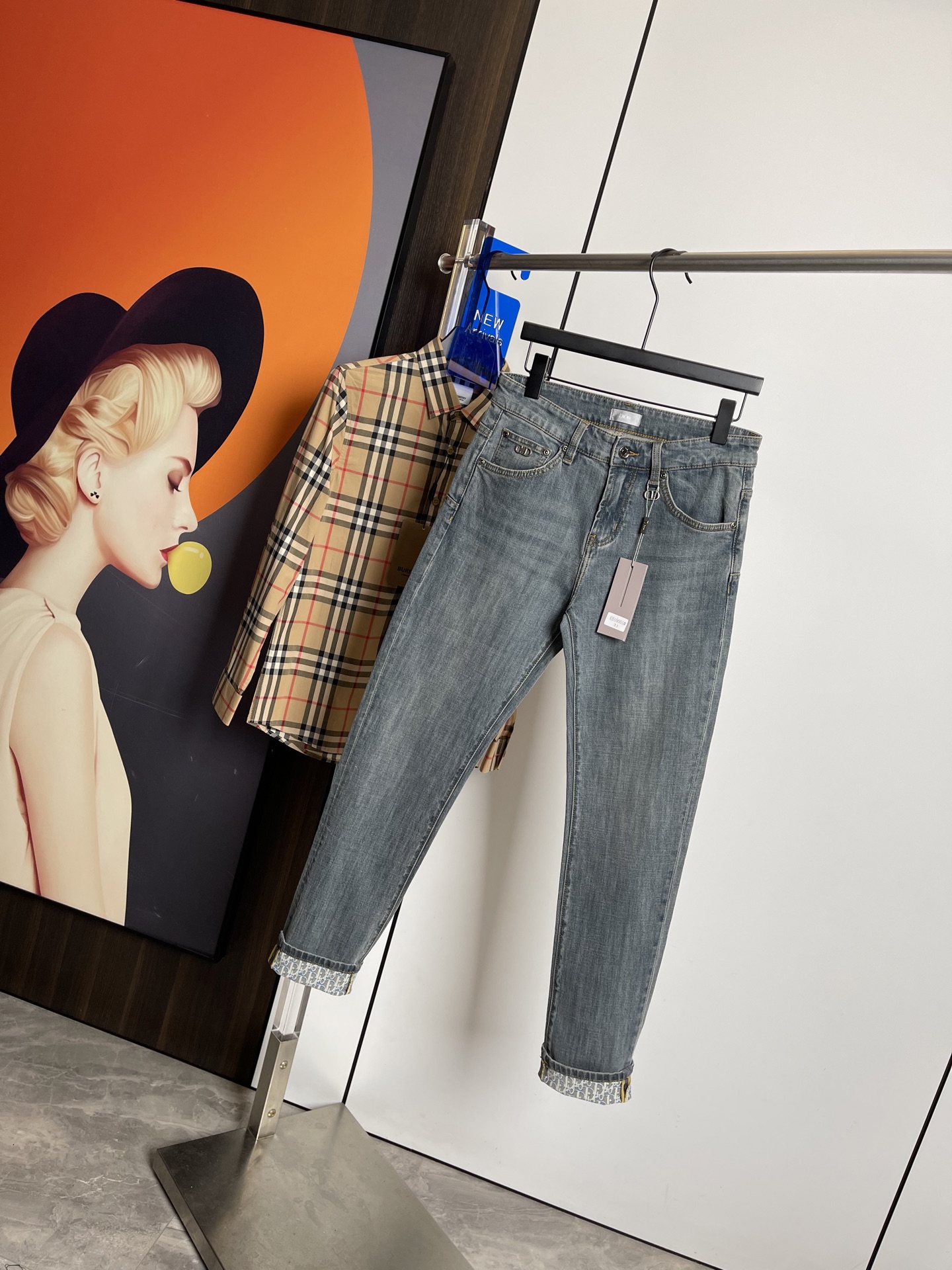 NO:128982,Dior2025 spring and summer new style, original single ruthless jeans, original hardware leather card!  The style is super formal. It is slim and not tight, and it is super stylish. Original customized washing denim fabric, original hardware and auxiliary materials are molded!  Very handsome on the upper body!  Number of codes 29-3635, Dior, Jeans, Alexander wang19860909Dior2025春夏新款 原单狠货牛仔裤,原版五金皮牌 ！版型超正.修身不紧身,超级有范,原版定制水洗牛仔面料,原版五金辅料开模！上身帅气十足！码数29-3635,,dior,jeans,alexander wang,Men's clothing