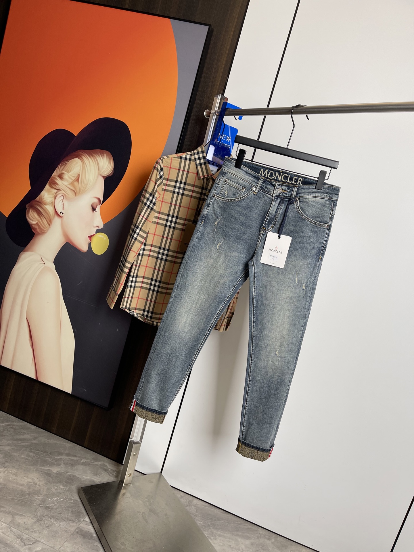 NO:128986,The new spring and summer style of 2025 masked mouth, original single ruthless jeans, original hardware leather card!  The style is super formal. It is slim and not tight, and it is super stylish. Original customized washing denim fabric, original hardware and auxiliary materials are molded!  Very handsome on the upper body!  Number of codes 29-3635, Moncler, jeans, alexander wang19860909蒙口2025春夏新款 原单狠货牛仔裤,原版五金皮牌 ！版型超正.修身不紧身,超级有范,原版定制水洗牛仔面料,原版五金辅料开模！上身帅气十足！码数29-3635,,Moncler,jeans,alexander wang,Men's clothing