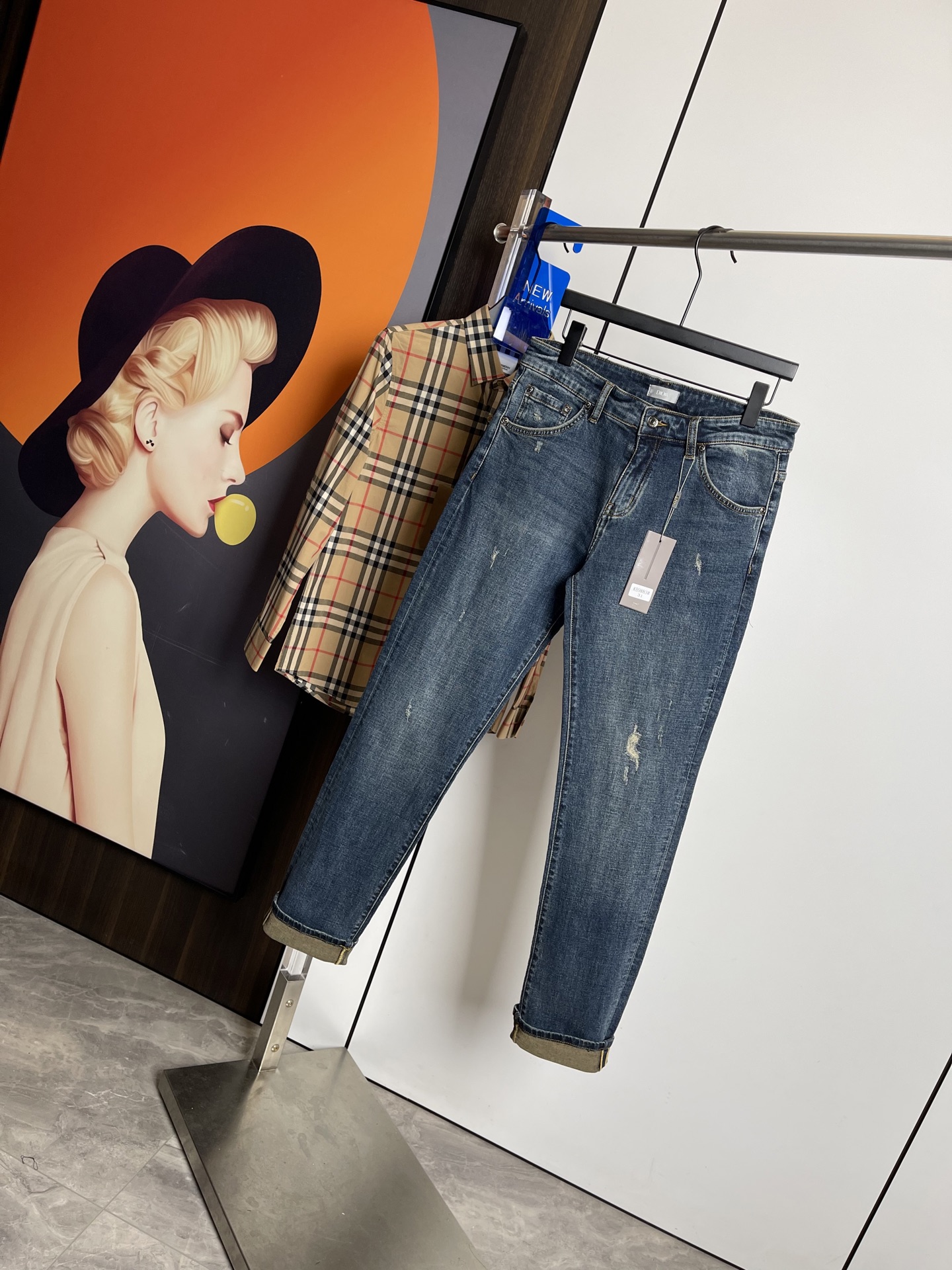 NO:128988,Dior2025 spring and summer new style, original single ruthless jeans, original hardware leather card!  The style is super formal. It is slim and not tight, and it is super stylish. Original customized washing denim fabric, original hardware and auxiliary materials are molded!  Very handsome on the upper body!  Number of codes 29-3635, Dior, Jeans, Alexander wang19860909Dior2025春夏新款 原单狠货牛仔裤,原版五金皮牌 ！版型超正.修身不紧身,超级有范,原版定制水洗牛仔面料,原版五金辅料开模！上身帅气十足！码数29-3635,,dior,jeans,alexander wang,Men's clothing