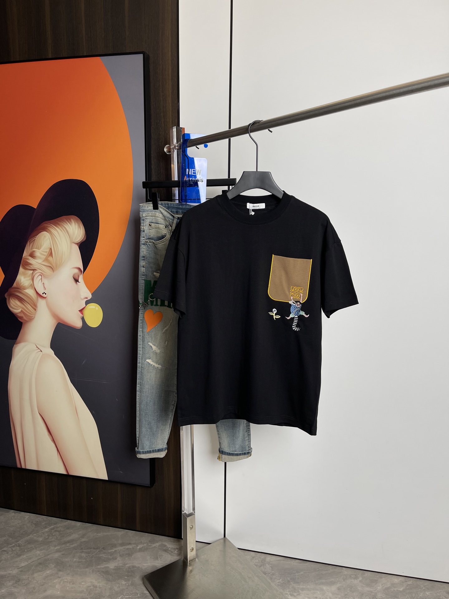 NO:132222,Luo Yiwei's new short-sleeved T-shirt in spring and summer 2025, original printed embroidered letter logo, handsome and fashionable, simple and versatile style. Pure cotton fabric. Breathable and comfortable to wear!  black!  S-3XL, loewe, T-shirt,tees, t-shirt,alexander wang19860909罗意威2025春夏新品短袖T恤,原版印花刺绣字母Logo,帅气时尚,简约百搭款.纯棉面料.穿着透气舒适！黑色！码数S-3XL,,loewe,T-shirt,tees，t-shirt,alexander wang,Men's clothing