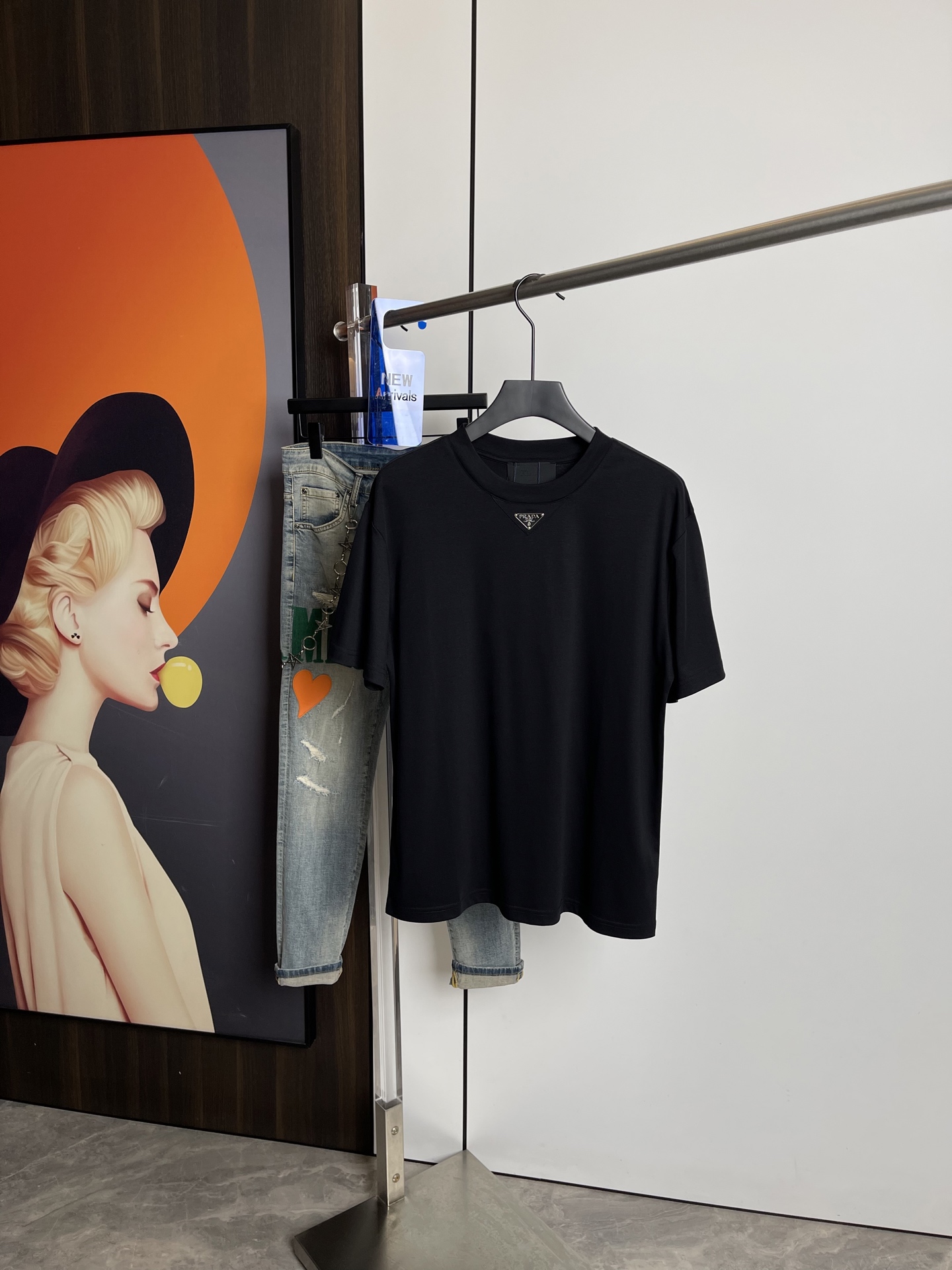 NO:132228,Prada's new short-sleeved T-shirt in spring and summer 2025, original hardware letter logo, three-standard!  Handsome and fashionable, simple and versatile. Pure cotton fabric. Breathable and comfortable to wear!  Black, white and blue!  Code number M-3XL, prada, T-shirt,tees, t-shirt,alexander wang19860909普拉达2025春夏新品短袖T恤,原版五金字母Logo,三标齐！帅气时尚,简约百搭款.纯棉面料.穿着透气舒适！黑白蓝三色！码数M-3XL,,prada,T-shirt,tees，t-shirt,alexander wang,Men's clothing