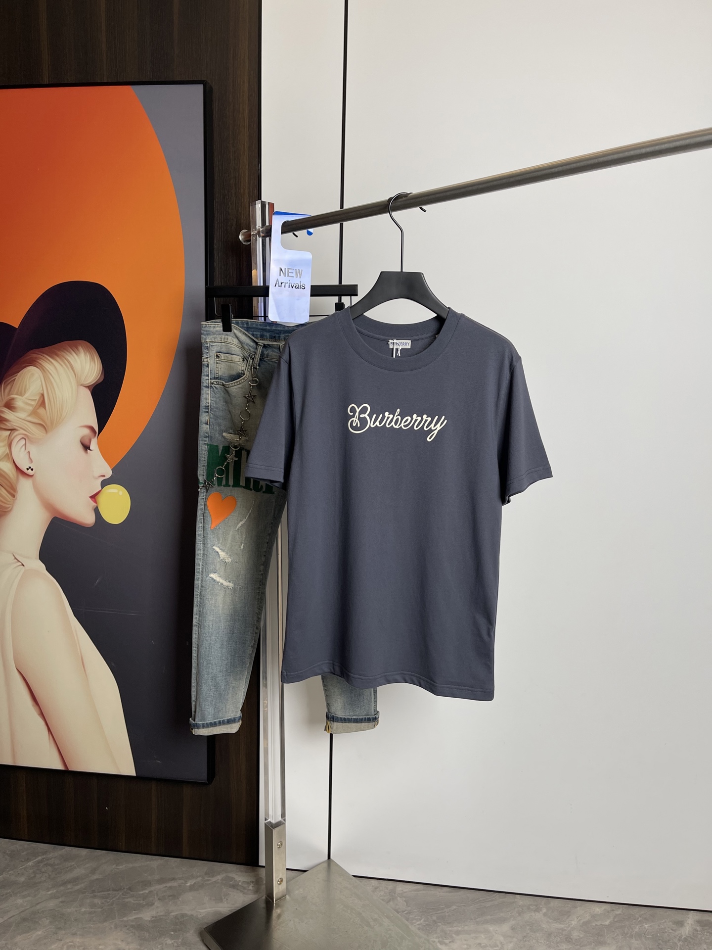 NO:132231,Burberry's new short-sleeved T-shirt in spring and summer 2025, original printed embroidered letter logo, handsome and fashionable, simple and versatile style. Pure cotton fabric. Breathable and comfortable to wear! 灰白两色！  Code number M-3XL, burberry, T-shirt,tees, t-shirt,alexander wang19860909巴宝莉2025春夏新品短袖T恤,原版印花刺绣字母Logo,帅气时尚,简约百搭款.纯棉面料.穿着透气舒适！灰白两色！码数M-3XL,,burberry,T-shirt,tees，t-shirt,alexander wang,Men's clothing